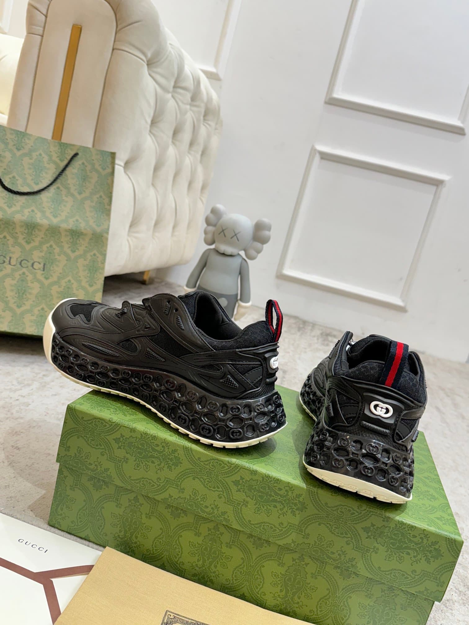 D6834 Gucci introduces new models—sports shoes, carefully crafted to bring back the brand’s iconic stripes and straps😍😍 When vintage elements meet futuristic designs🎊🎊 These new Gucci shoes truly push the boundaries of fashion trends💥 — image 6
