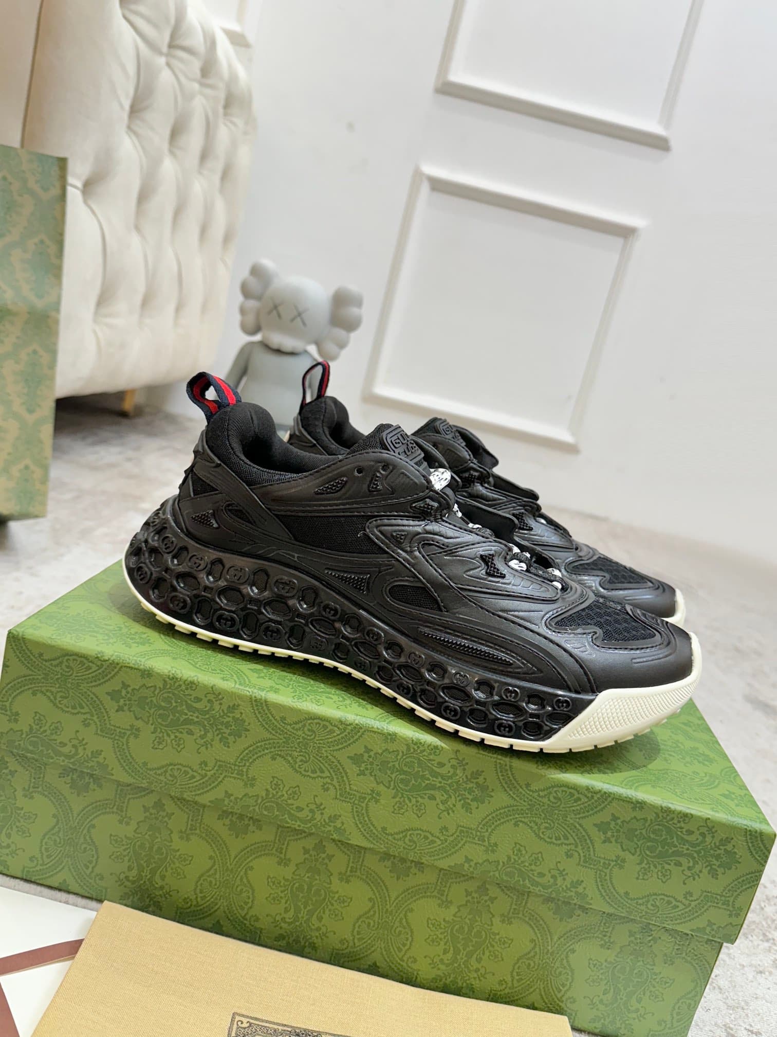 D6834 Gucci introduces new models—sports shoes, carefully crafted to bring back the brand’s iconic stripes and straps😍😍 When vintage elements meet futuristic designs🎊🎊 These new Gucci shoes truly push the boundaries of fashion trends💥 — image 1