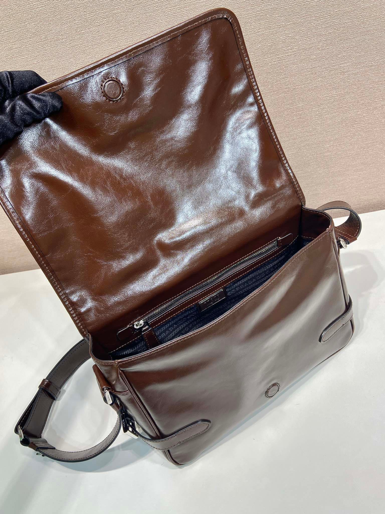C6957 🎉New oil-wax bag🎉2VD073 postman bag🎉🎉 — image 7