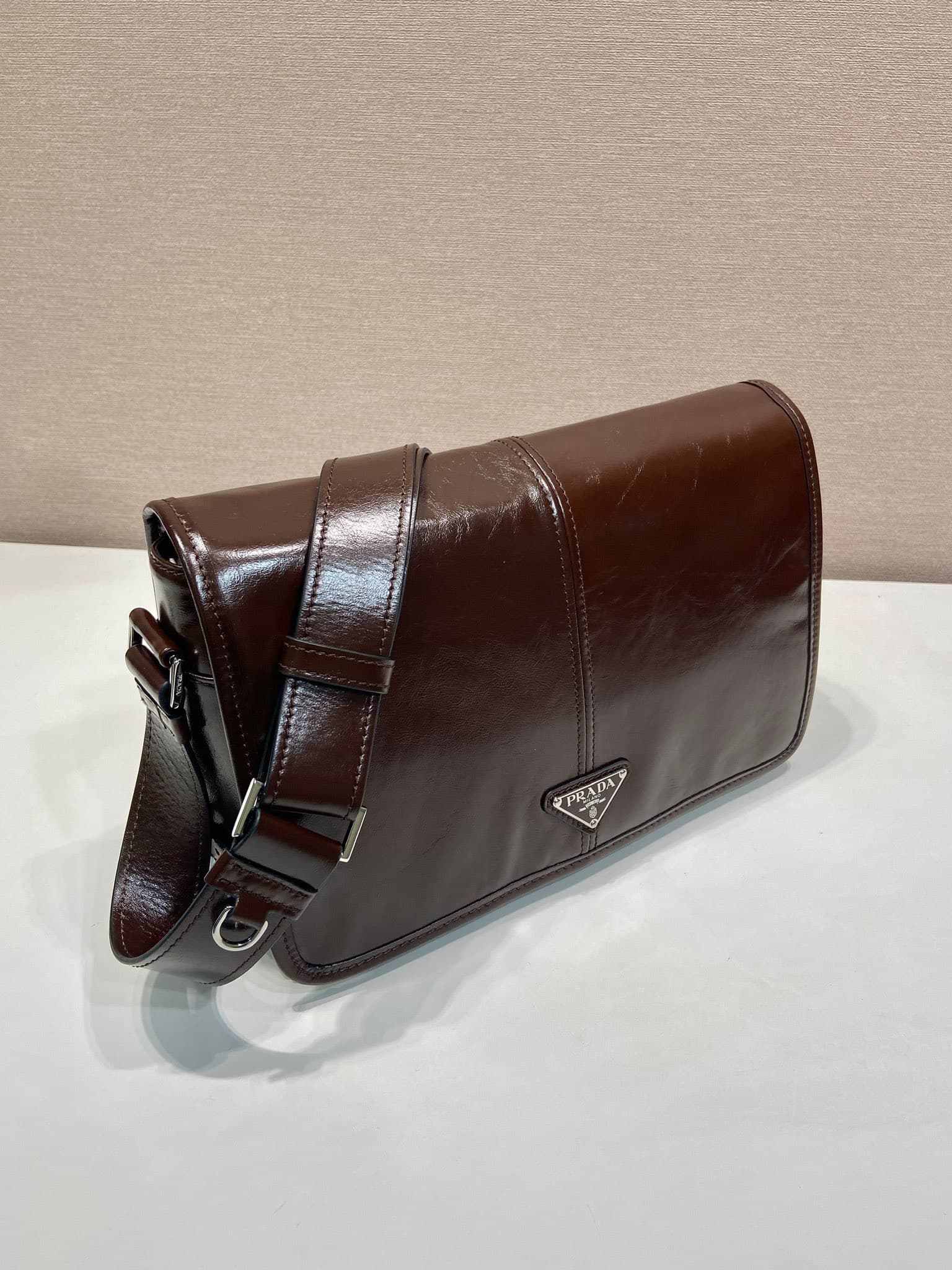 C6957 🎉New oil-wax bag🎉2VD073 postman bag🎉🎉 — image 2