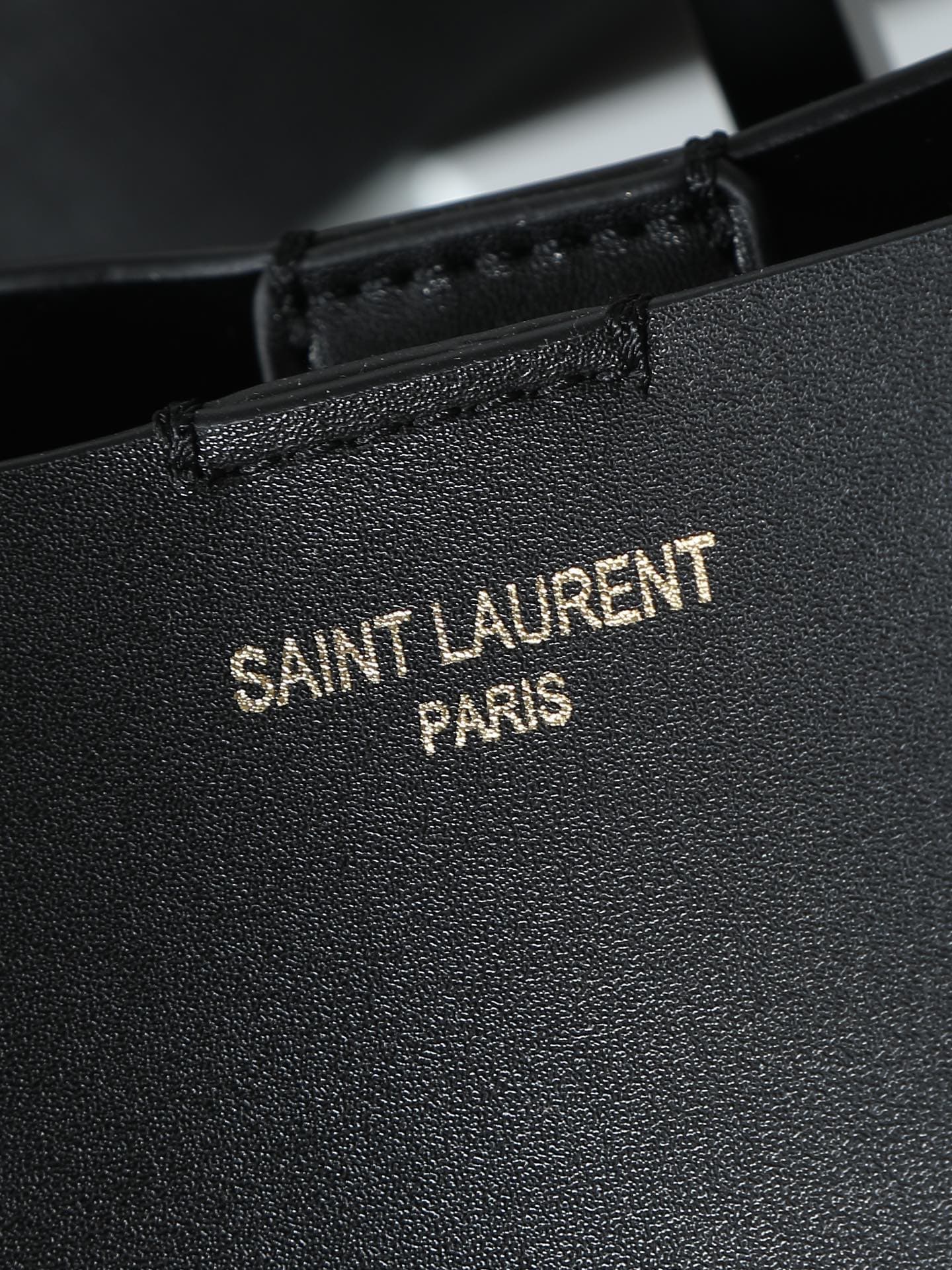 C8605 Back order! A new YSL shopping bag made of full-grain leather 🍂🍂 It’s casual and versatile; it has a large interior space, making it convenient 👍🏼 Safe 👍🏼 Easy to use for travel. You should have one in this season. Dimensions: 33*31*15cm [Opening si — image 4