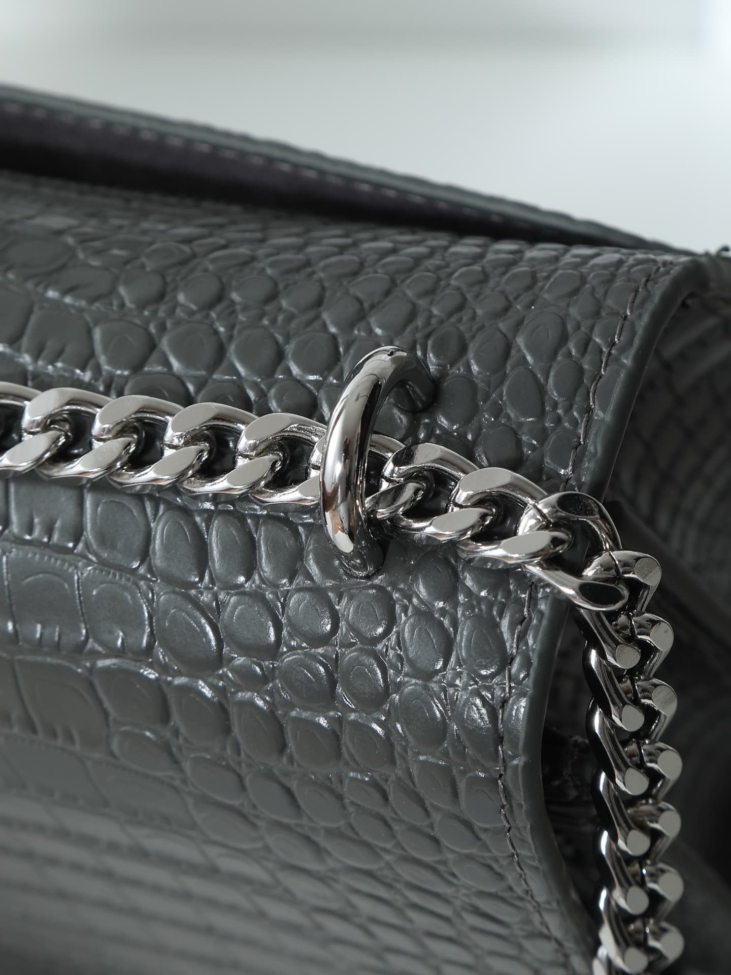 C8599 YSL Crocodile Pattern, same as the Prince Wen model. Features a special leather texture with three-dimensional patterns; imported electroplated antique silver hardware. A great item for street photography – it captures attention and is practical and — image 4