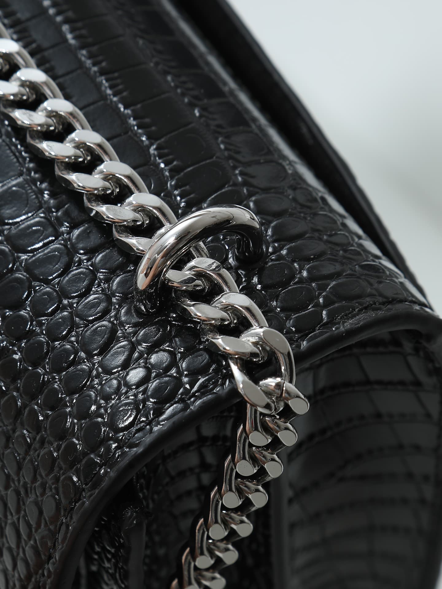 C8598 YSL Crocodile Pattern, similar to the Prince Wen model. Features a special high-quality cowhide texture with three-dimensional patterns; imported electroplated antique silver hardware. An excellent item for street photography – it helps focus the at — image 6