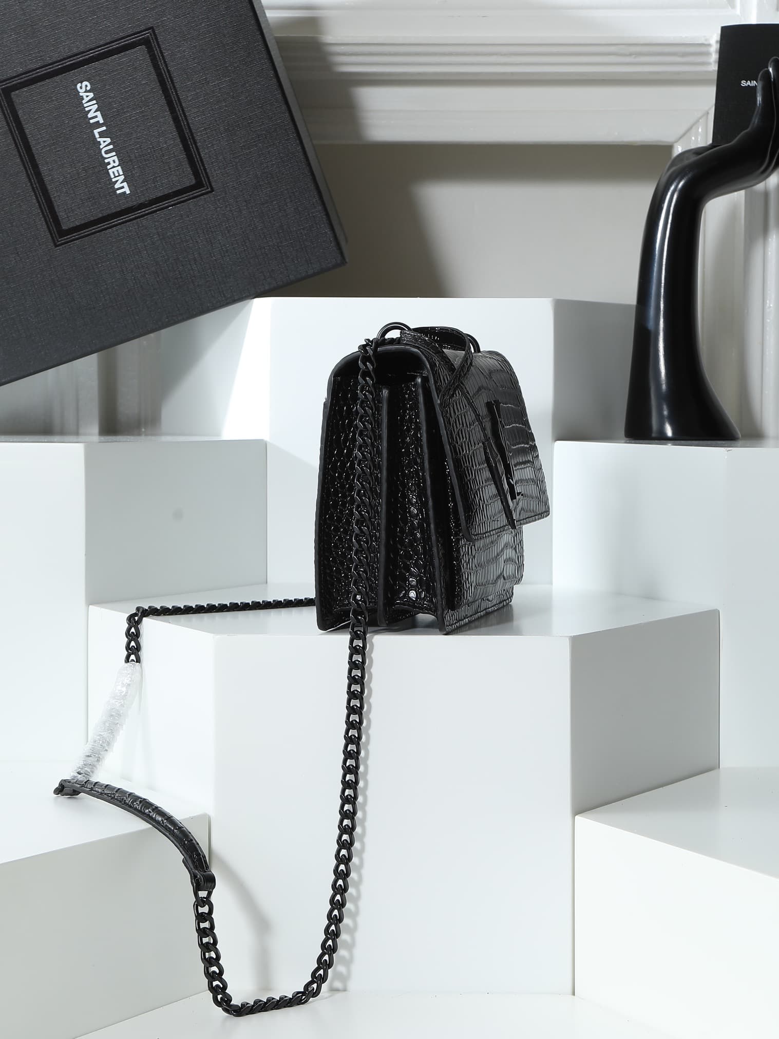 C8596 YSL Crocodile Pattern, similar to the Prince Wen model. Features a special leather texture with three-dimensional patterns; imported electroplated antique silver hardware. An excellent item for street photography – it captures attention and is pract — image 2
