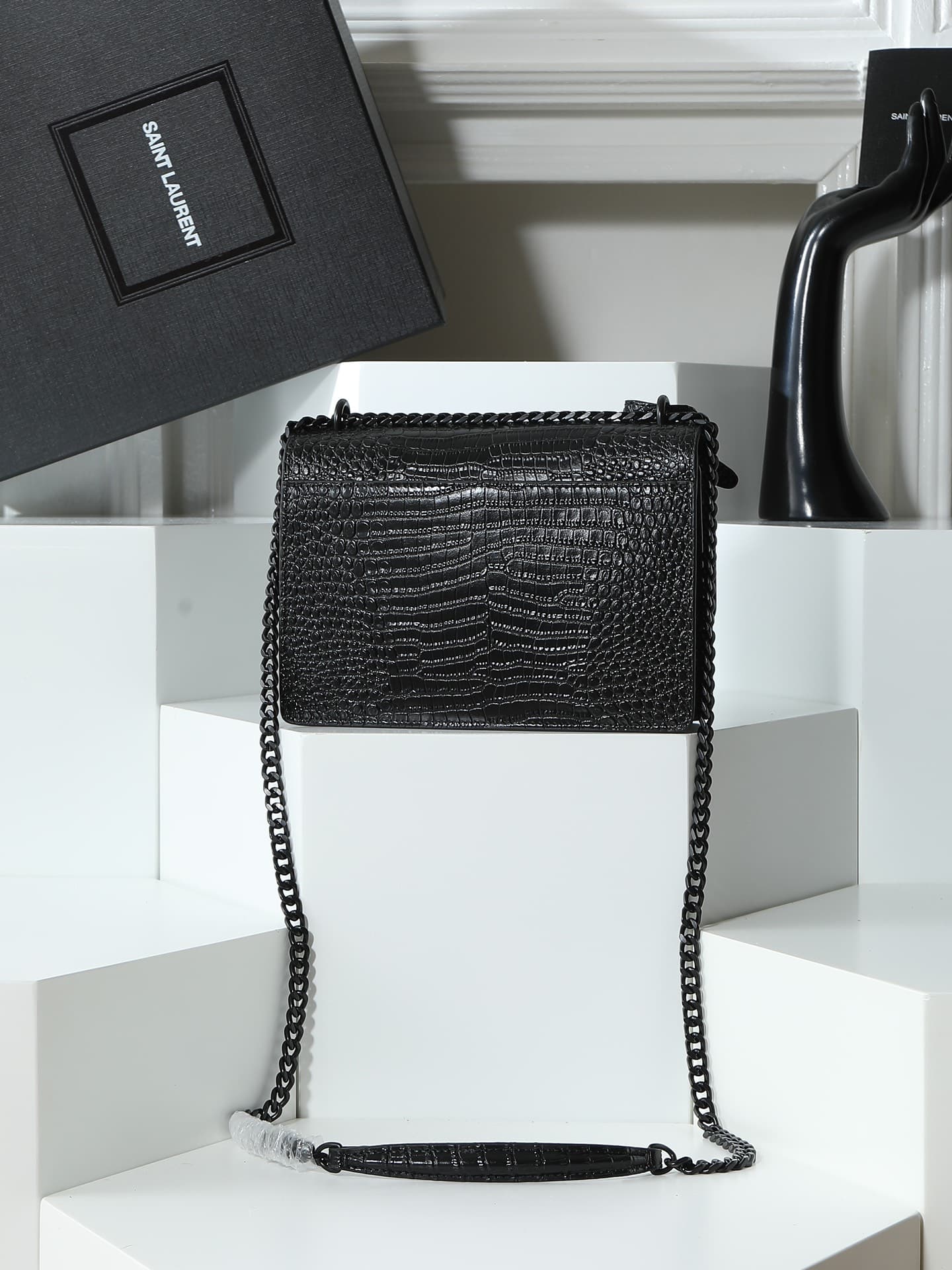 C8596 YSL Crocodile Pattern, similar to the Prince Wen model. Features a special leather texture with three-dimensional patterns; imported electroplated antique silver hardware. An excellent item for street photography – it captures attention and is pract — image 3