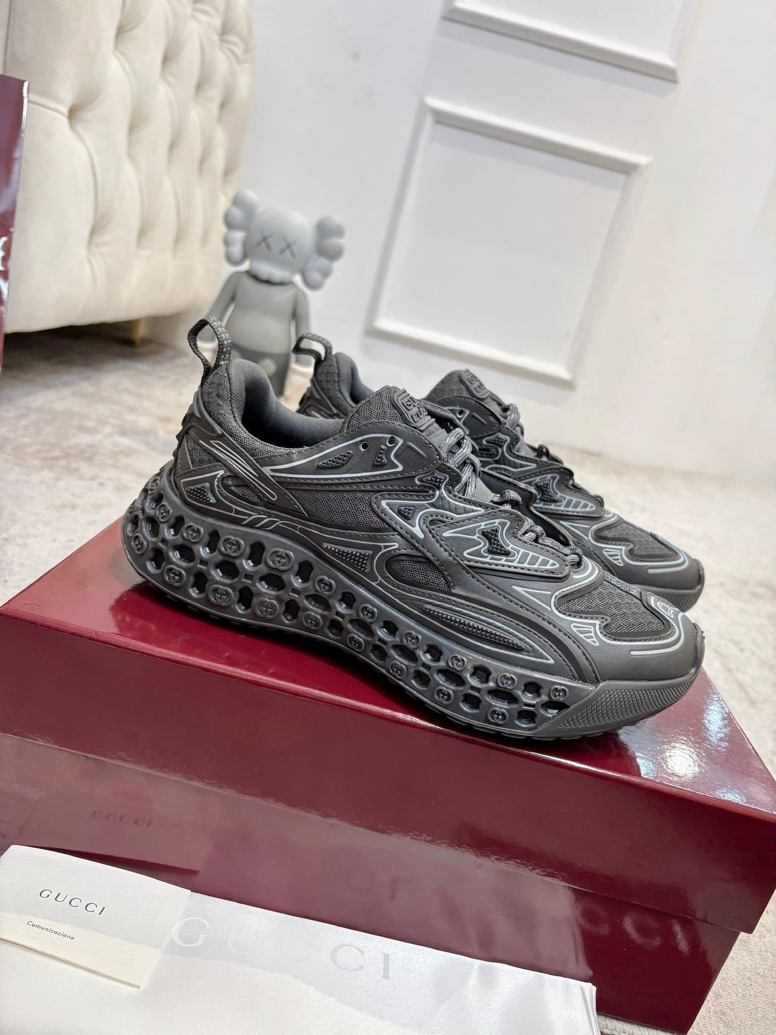 D6833 Gucci introduces new designs: these sneakers are crafted with significant investment to bring back the brand’s iconic stripes and straps to life😍😍 When vintage elements meet futuristic design🎊🎊 These new Gucci shoes truly push the boundaries of fash — image 1