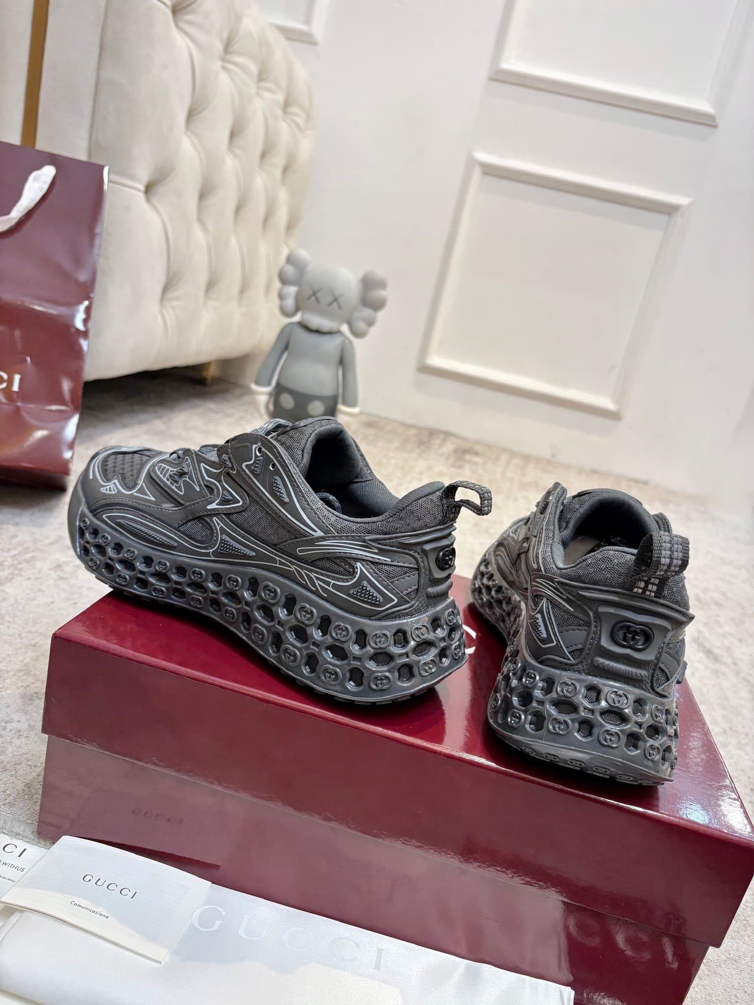 D6833 Gucci introduces new designs: these sneakers are crafted with significant investment to bring back the brand’s iconic stripes and straps to life😍😍 When vintage elements meet futuristic design🎊🎊 These new Gucci shoes truly push the boundaries of fash — image 4