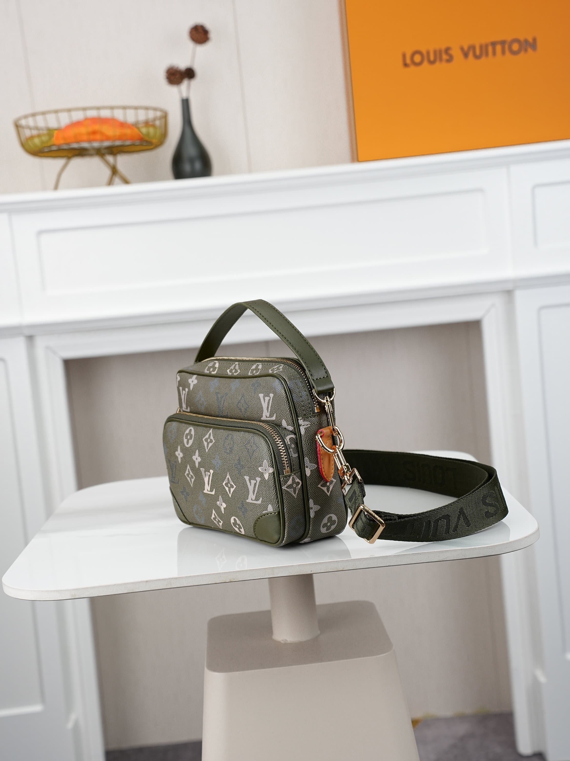 C5342 Batch upgraded version: n29273, M13987, M14016, M14988, M26068, M15296, M14682, M27232. This handbag features elegant, shiny cowhide leather; the Louis Vuitton Paris logo is secured on the front using bead rivets. The side fastenings reflect a urban — image 2
