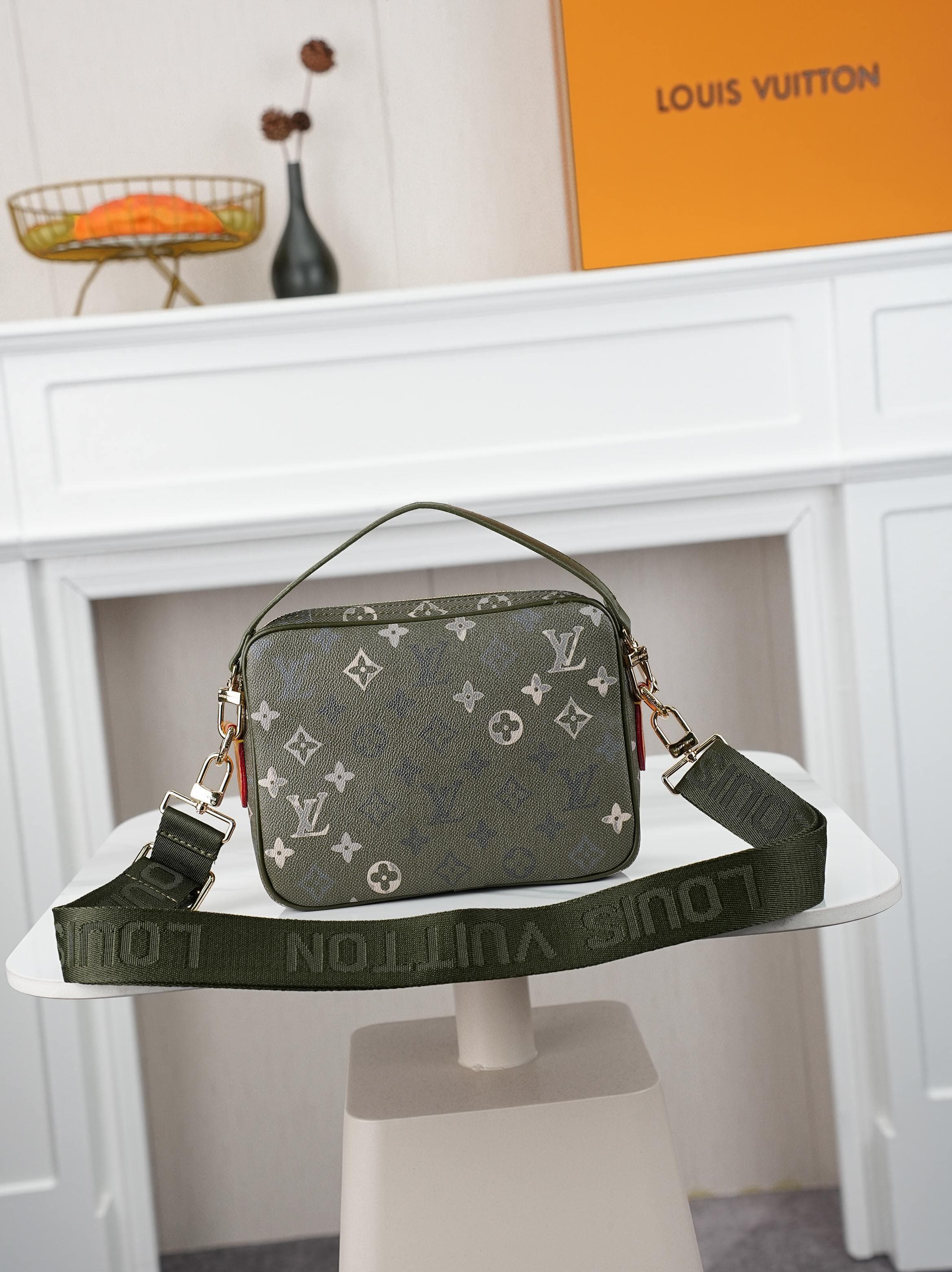 C5342 Batch upgraded version: n29273, M13987, M14016, M14988, M26068, M15296, M14682, M27232. This handbag features elegant, shiny cowhide leather; the Louis Vuitton Paris logo is secured on the front using bead rivets. The side fastenings reflect a urban — image 3
