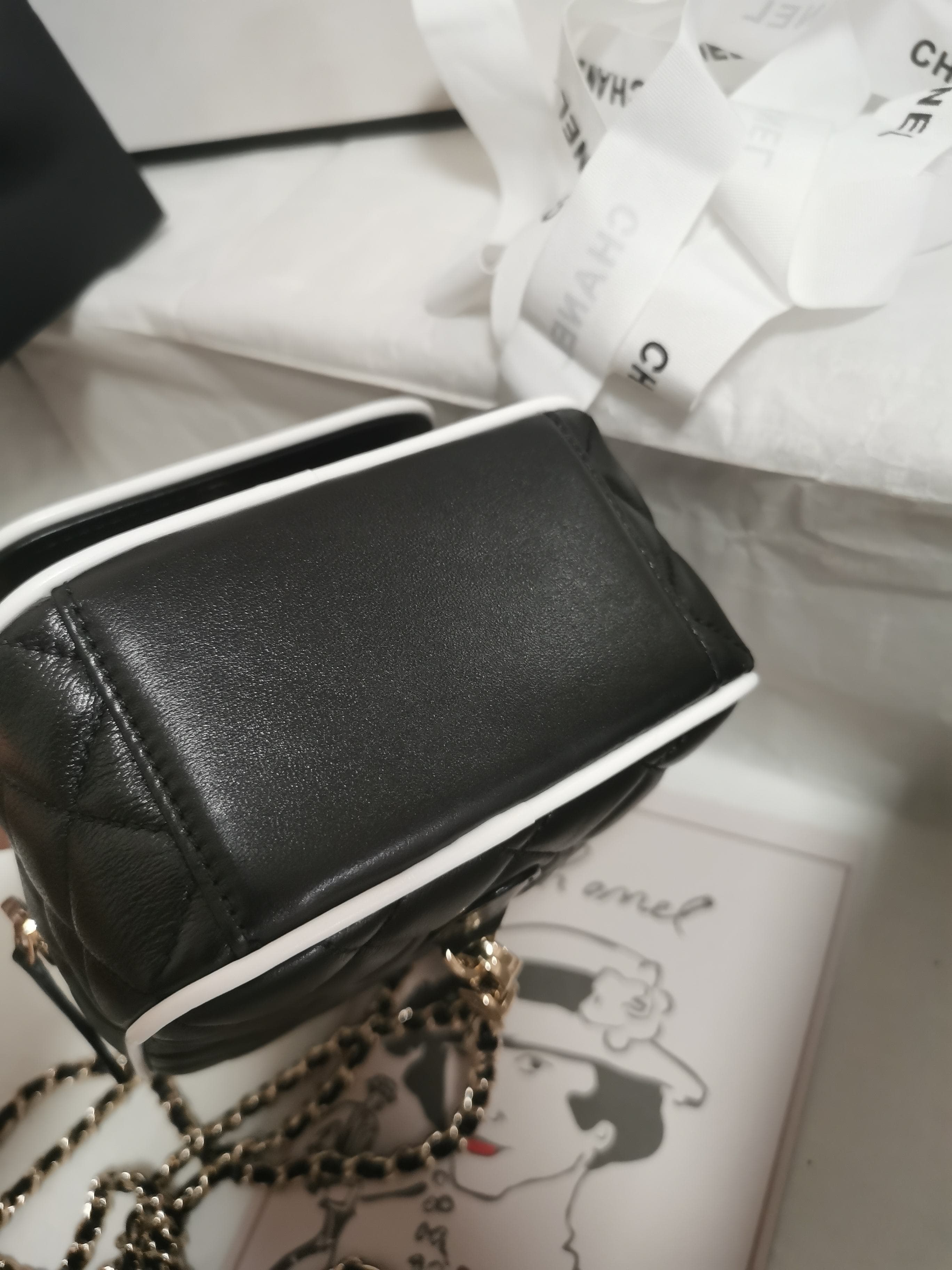 C760 Chanel’s black and white patterned cross-hatched shoulder bag combines classic elements with trendy design. Its simple appearance is adorned with delicate double C logos, and chain details add elegance. It is both practical and eye-catching, helping  — image 3