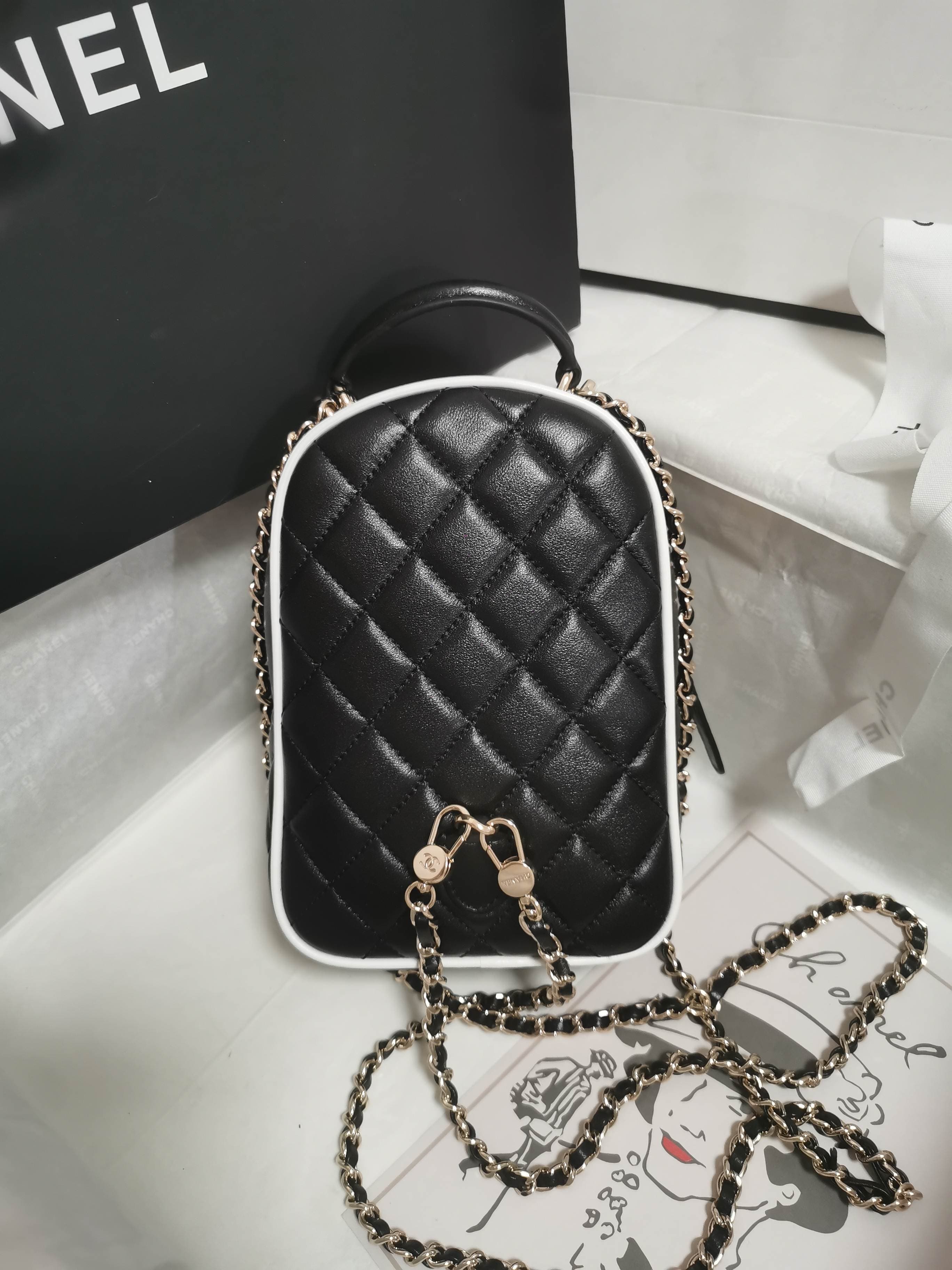 C760 Chanel’s black and white patterned cross-hatched shoulder bag combines classic elements with trendy design. Its simple appearance is adorned with delicate double C logos, and chain details add elegance. It is both practical and eye-catching, helping  — image 2