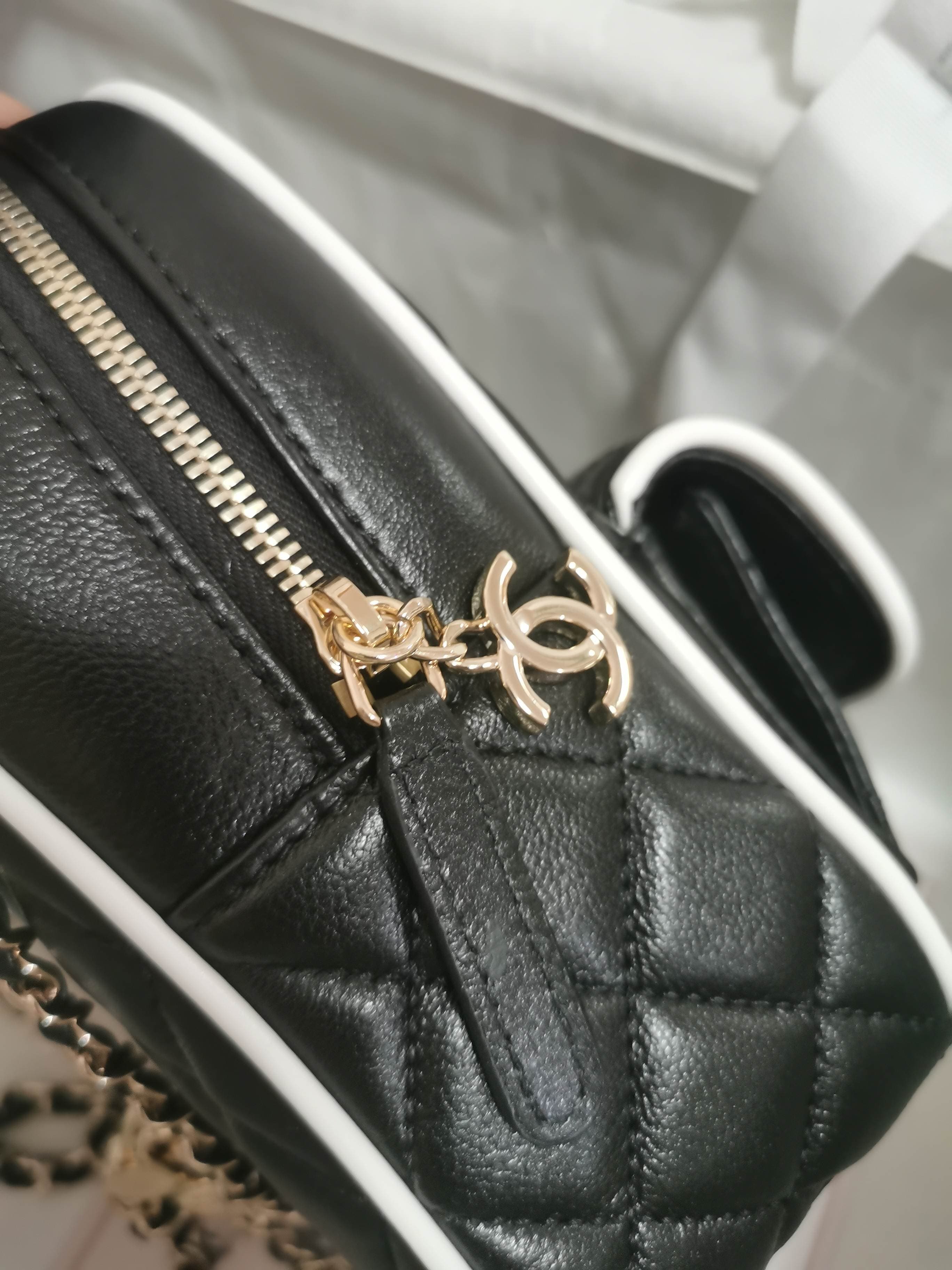 C760 Chanel’s black and white patterned cross-hatched shoulder bag combines classic elements with trendy design. Its simple appearance is adorned with delicate double C logos, and chain details add elegance. It is both practical and eye-catching, helping  — image 5