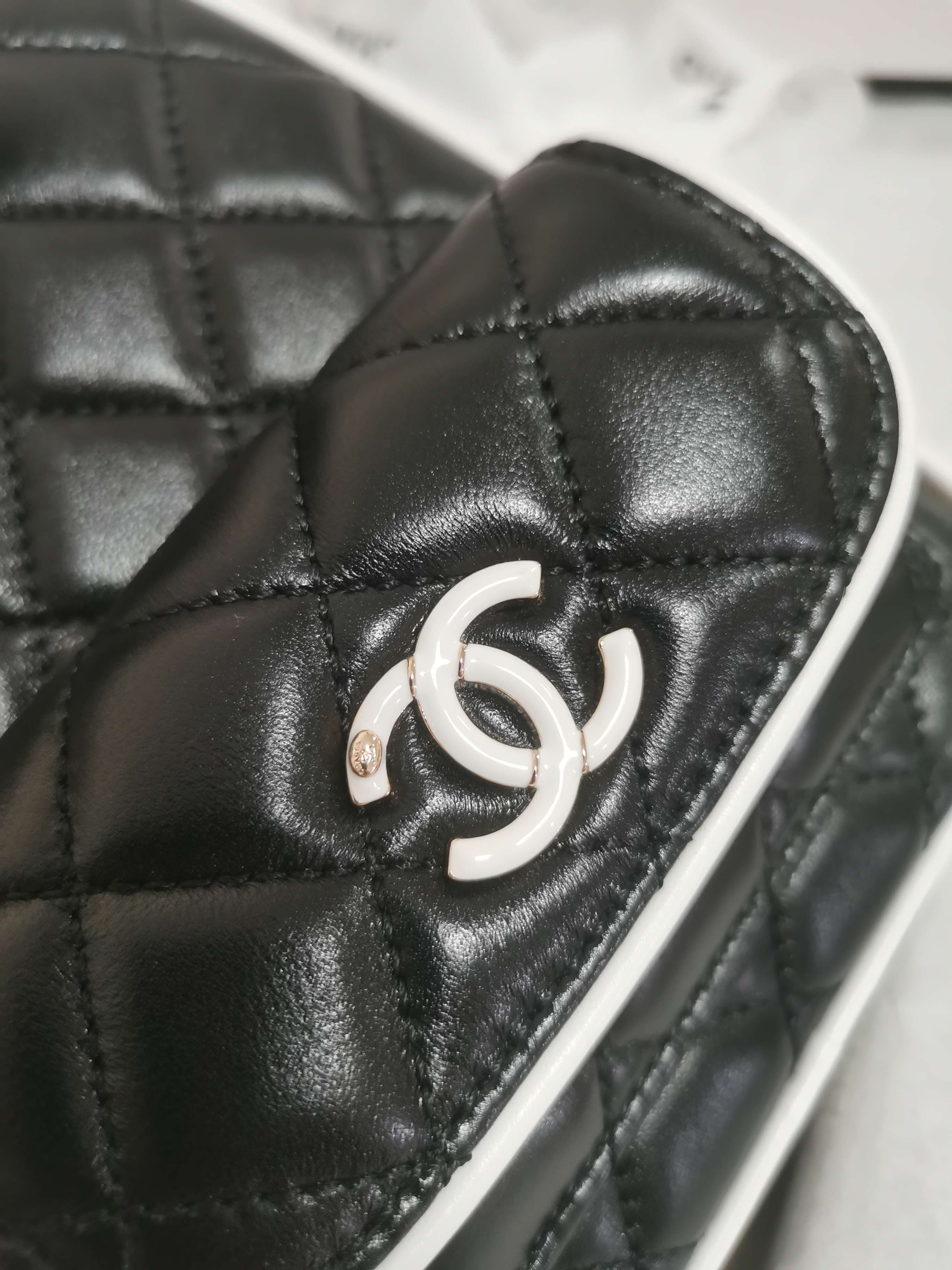 C760 Chanel’s black and white patterned cross-hatched shoulder bag combines classic elements with trendy design. Its simple appearance is adorned with delicate double C logos, and chain details add elegance. It is both practical and eye-catching, helping  — image 4