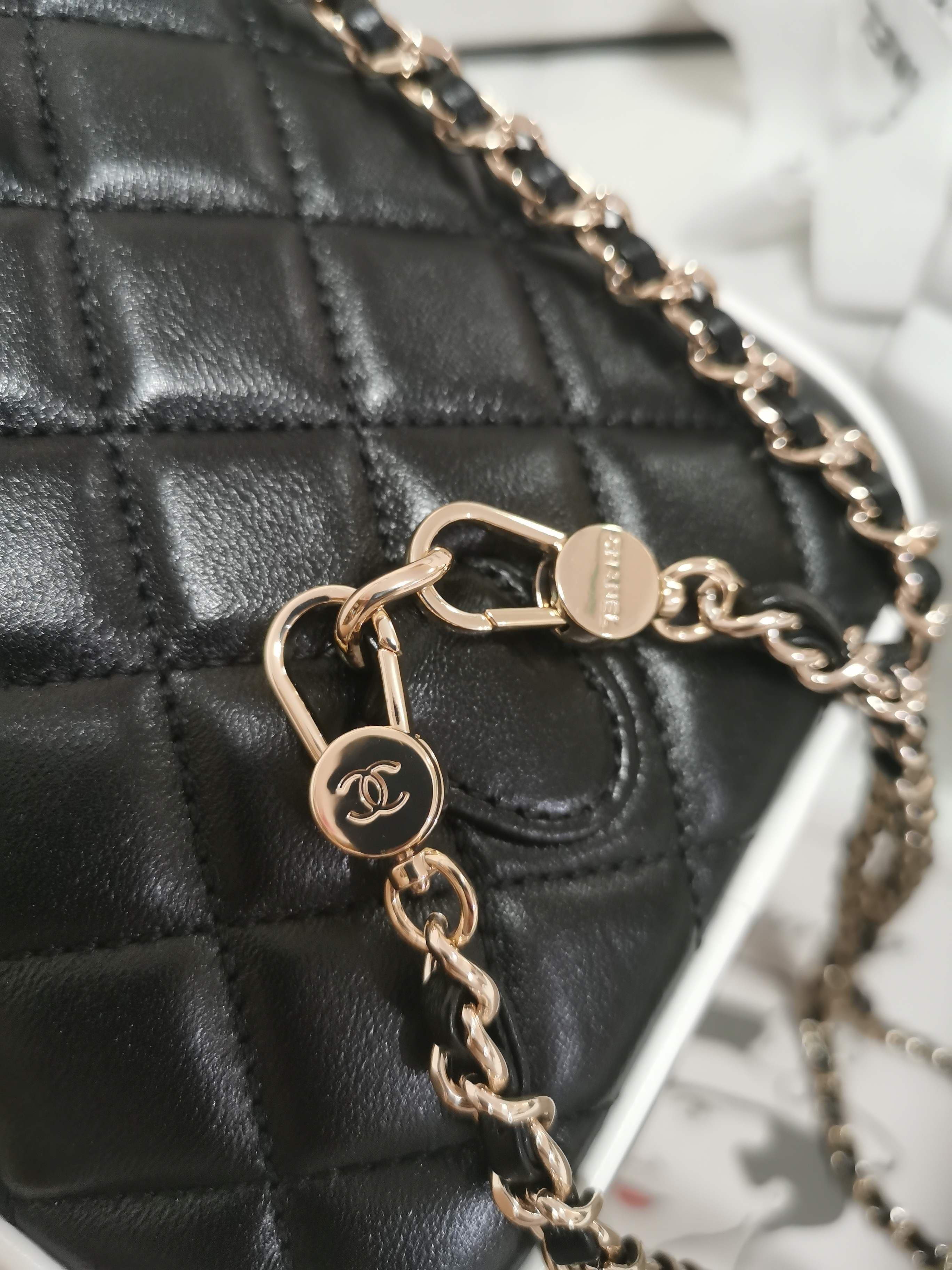 C760 Chanel’s black and white patterned cross-hatched shoulder bag combines classic elements with trendy design. Its simple appearance is adorned with delicate double C logos, and chain details add elegance. It is both practical and eye-catching, helping  — image 7