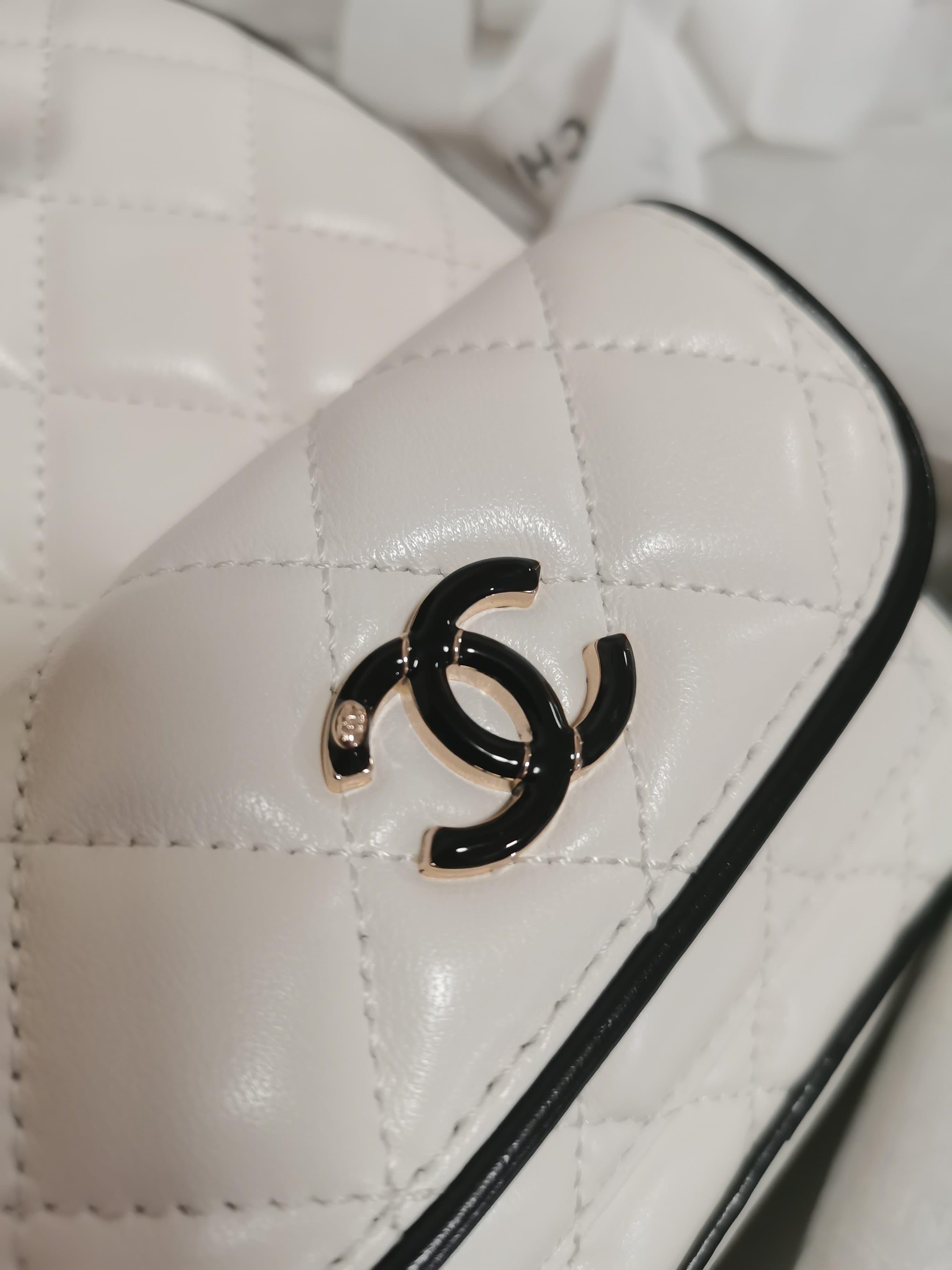 C759 Wear Chanel’s black and white patterned double shoulder bag – a classic element paired with a fashionable design. Its simple appearance is complemented by the delicate double C logo, and the chain details add an elegant touch. It’s both practical and — image 4