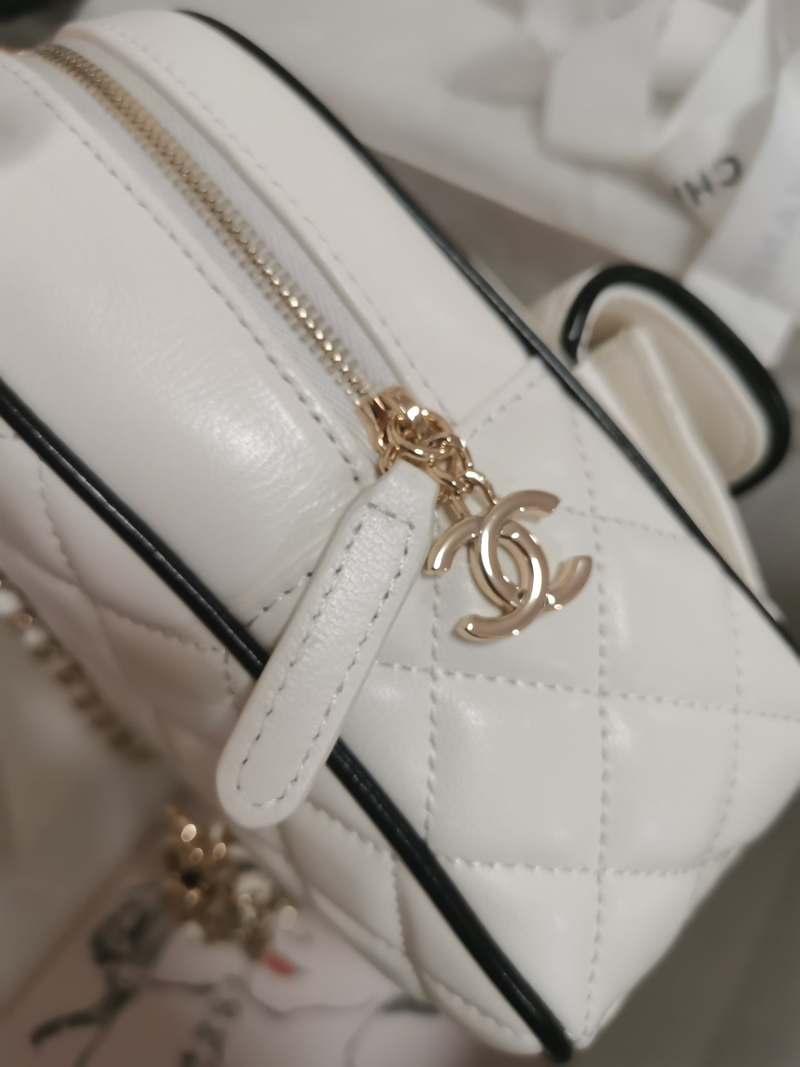 C759 Wear Chanel’s black and white patterned double shoulder bag – a classic element paired with a fashionable design. Its simple appearance is complemented by the delicate double C logo, and the chain details add an elegant touch. It’s both practical and — image 5