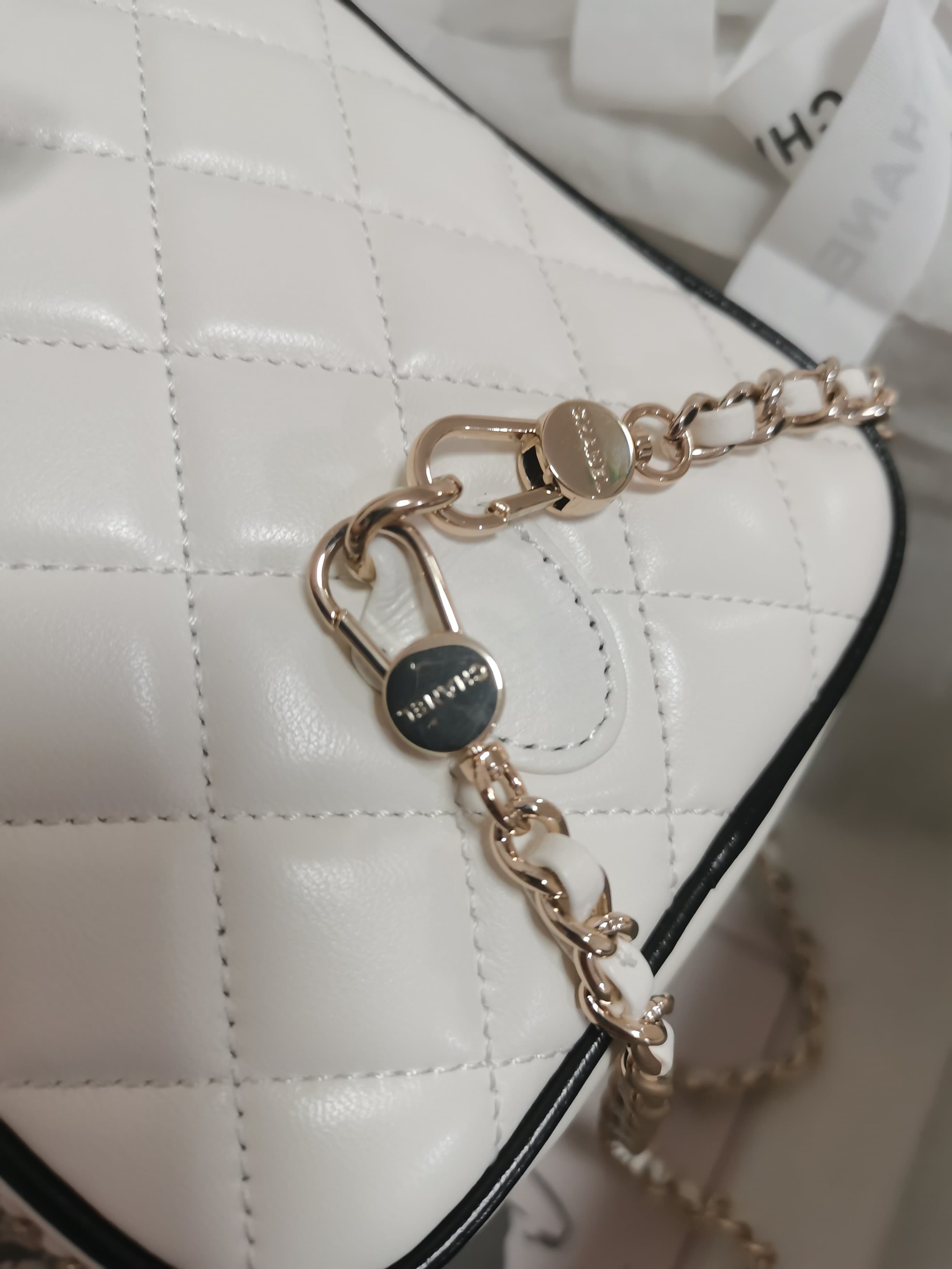 C759 Wear Chanel’s black and white patterned double shoulder bag – a classic element paired with a fashionable design. Its simple appearance is complemented by the delicate double C logo, and the chain details add an elegant touch. It’s both practical and — image 7