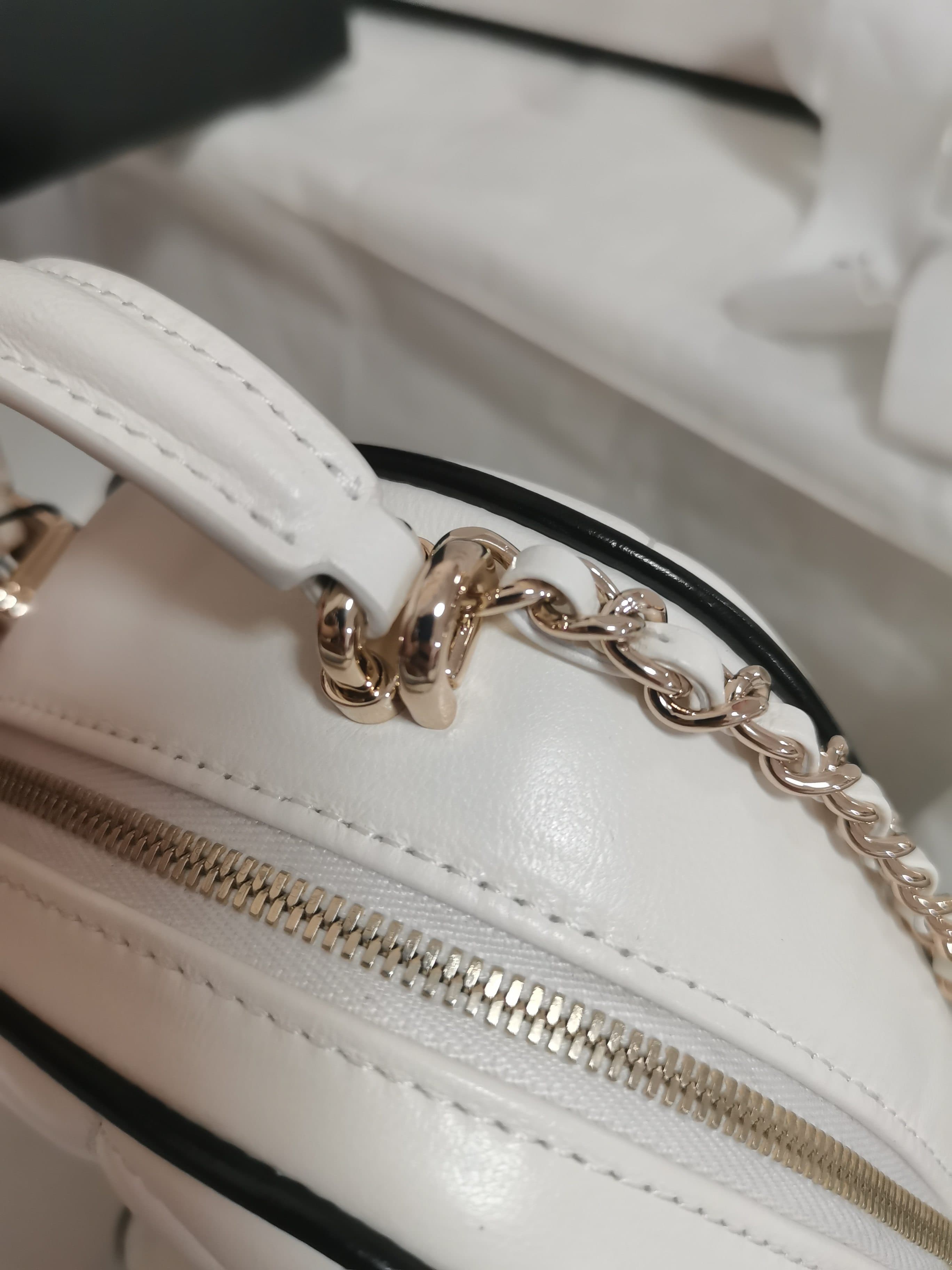 C759 Wear Chanel’s black and white patterned double shoulder bag – a classic element paired with a fashionable design. Its simple appearance is complemented by the delicate double C logo, and the chain details add an elegant touch. It’s both practical and — image 6