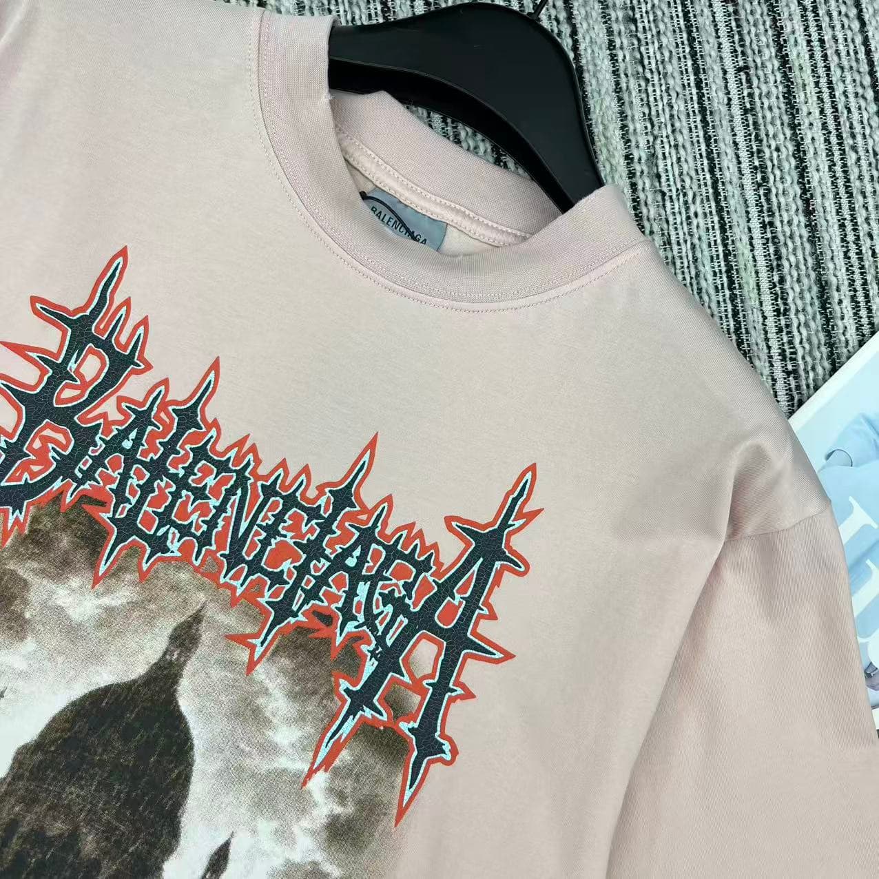 C18595 Highly recommended: 26 Spring/Summer collection 2024. BAL* Dark Holy Heart Cathedral Crackle Print crewneck short-sleeve T-shirt with relaxed fit – this is a smaller size. Unisex SML model. — image 5