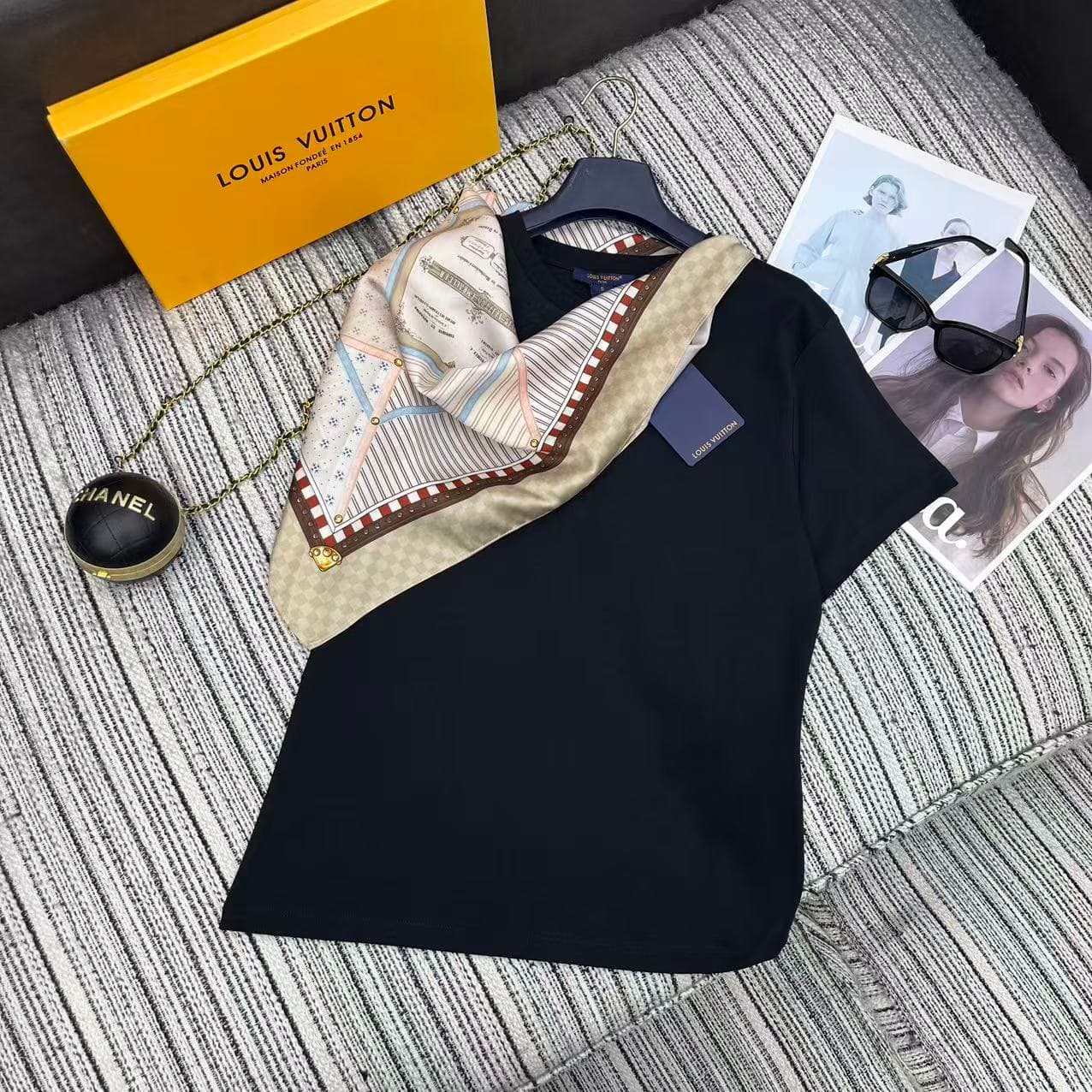 C18593 Highly recommended: 26 Spring/Summer collection. LOU* new-style printed scarves, round-necked short-sleeve T-shirts – two sizes: SML — image 1