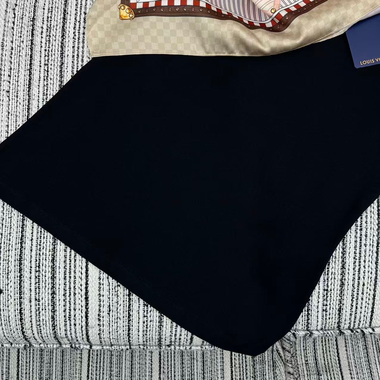 C18593 Highly recommended: 26 Spring/Summer collection. LOU* new-style printed scarves, round-necked short-sleeve T-shirts – two sizes: SML — image 7