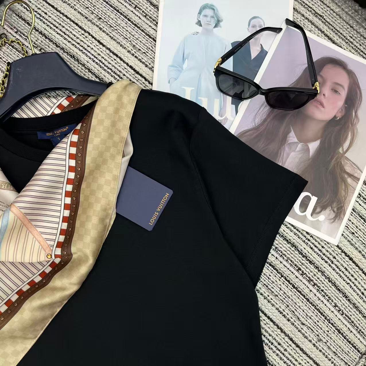 C18593 Highly recommended: 26 Spring/Summer collection. LOU* new-style printed scarves, round-necked short-sleeve T-shirts – two sizes: SML — image 3
