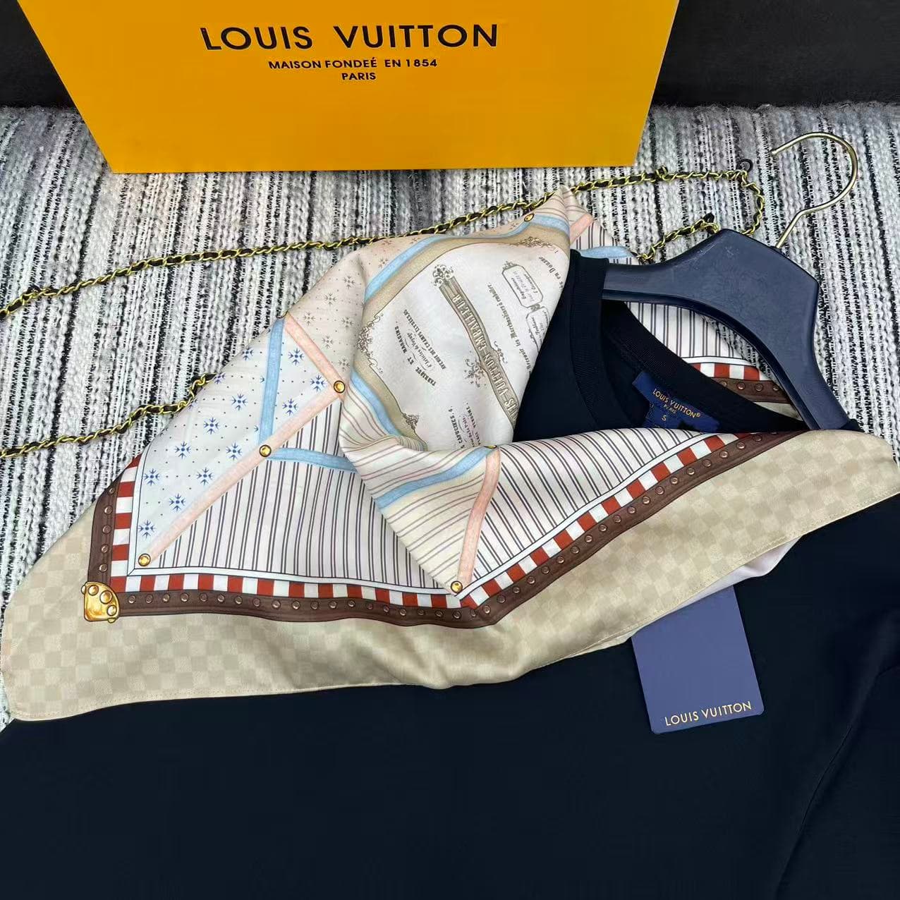 C18593 Highly recommended: 26 Spring/Summer collection. LOU* new-style printed scarves, round-necked short-sleeve T-shirts – two sizes: SML — image 4
