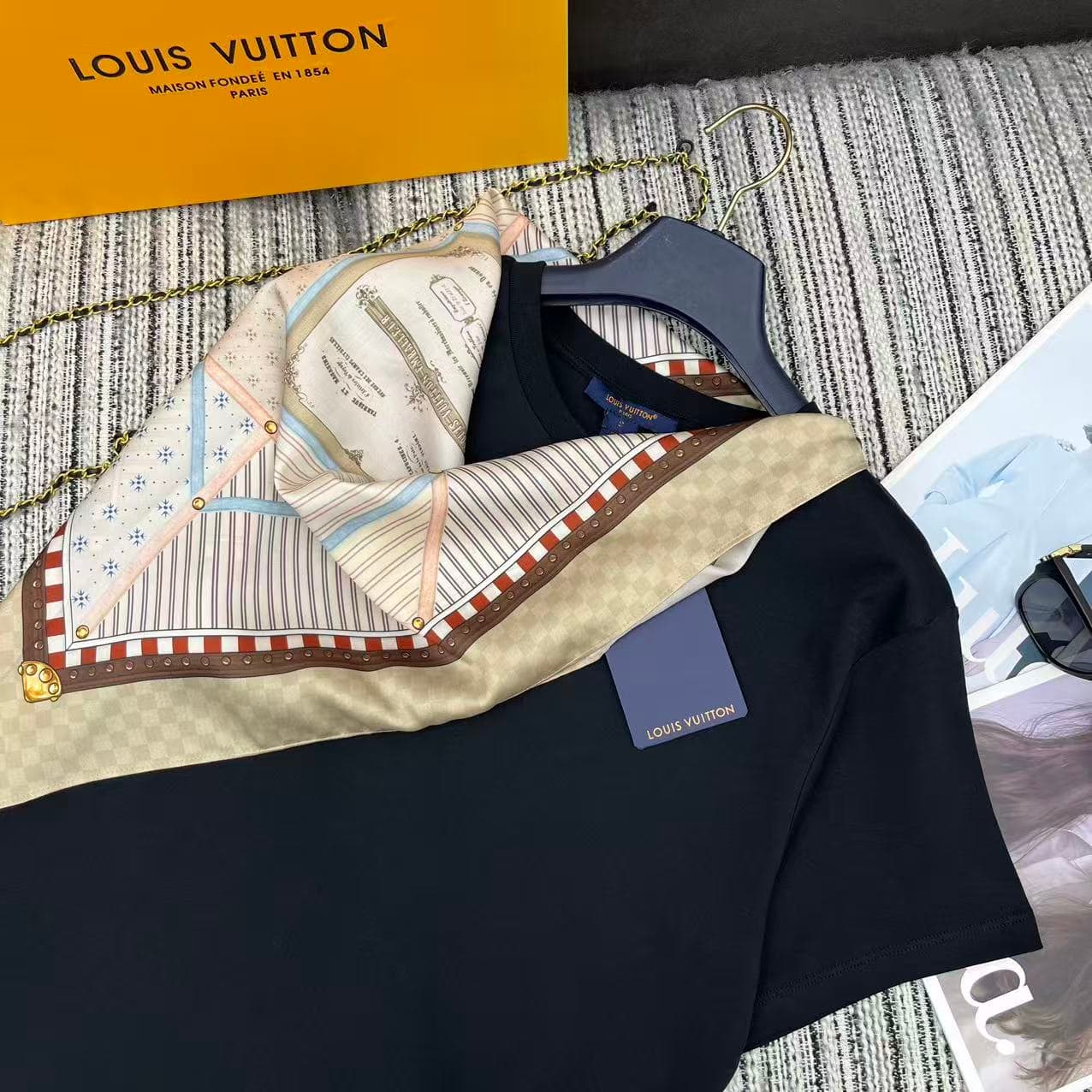 C18593 Highly recommended: 26 Spring/Summer collection. LOU* new-style printed scarves, round-necked short-sleeve T-shirts – two sizes: SML — image 2