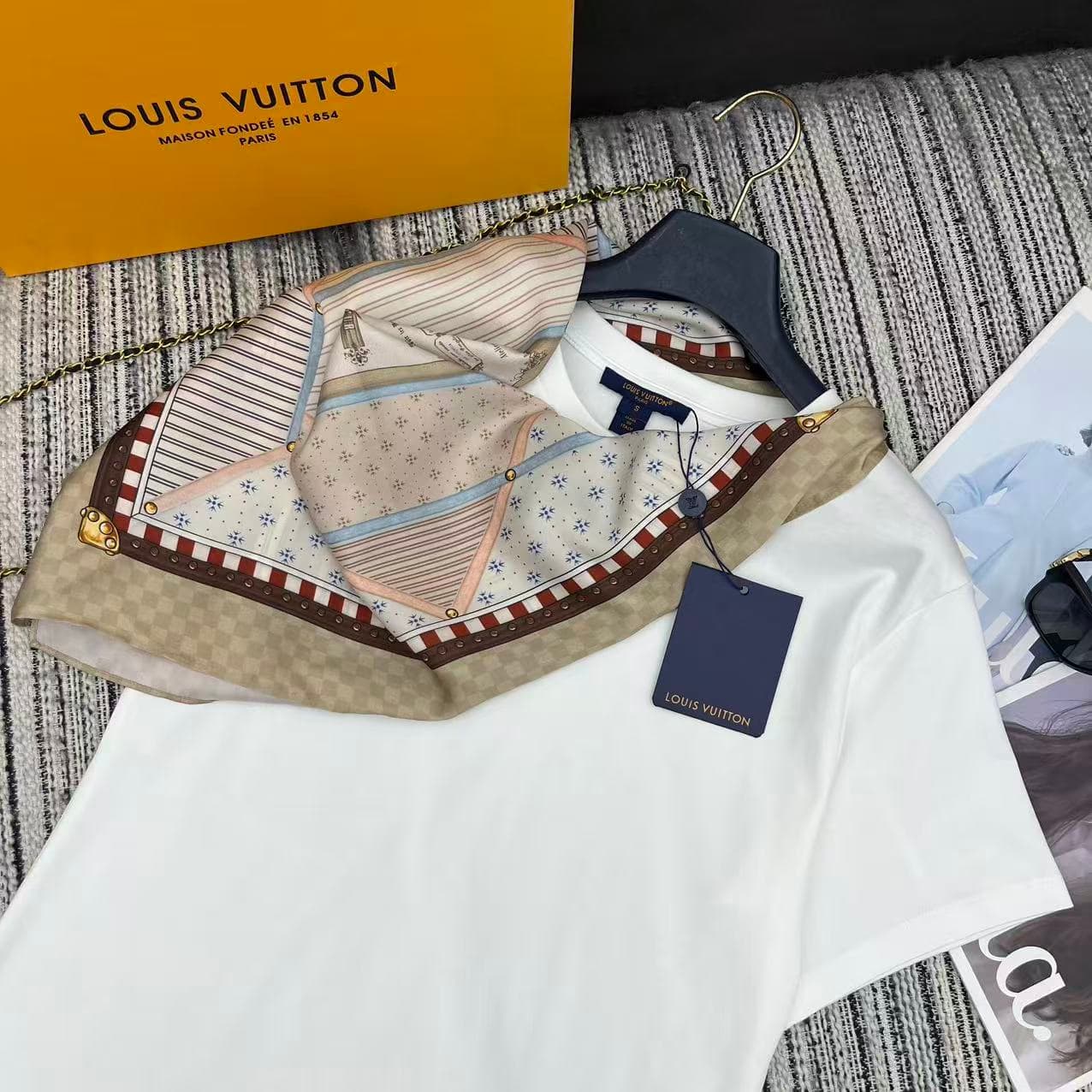 C18592 Highly recommended: 26 Spring/Summer collection. LOU* new design embroidered scarf, round neck short-sleeve T-shirt – two sizes SML. — image 2