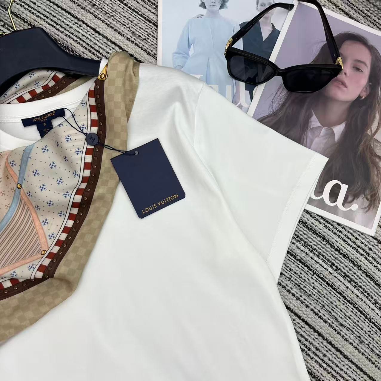 C18592 Highly recommended: 26 Spring/Summer collection. LOU* new design embroidered scarf, round neck short-sleeve T-shirt – two sizes SML. — image 3
