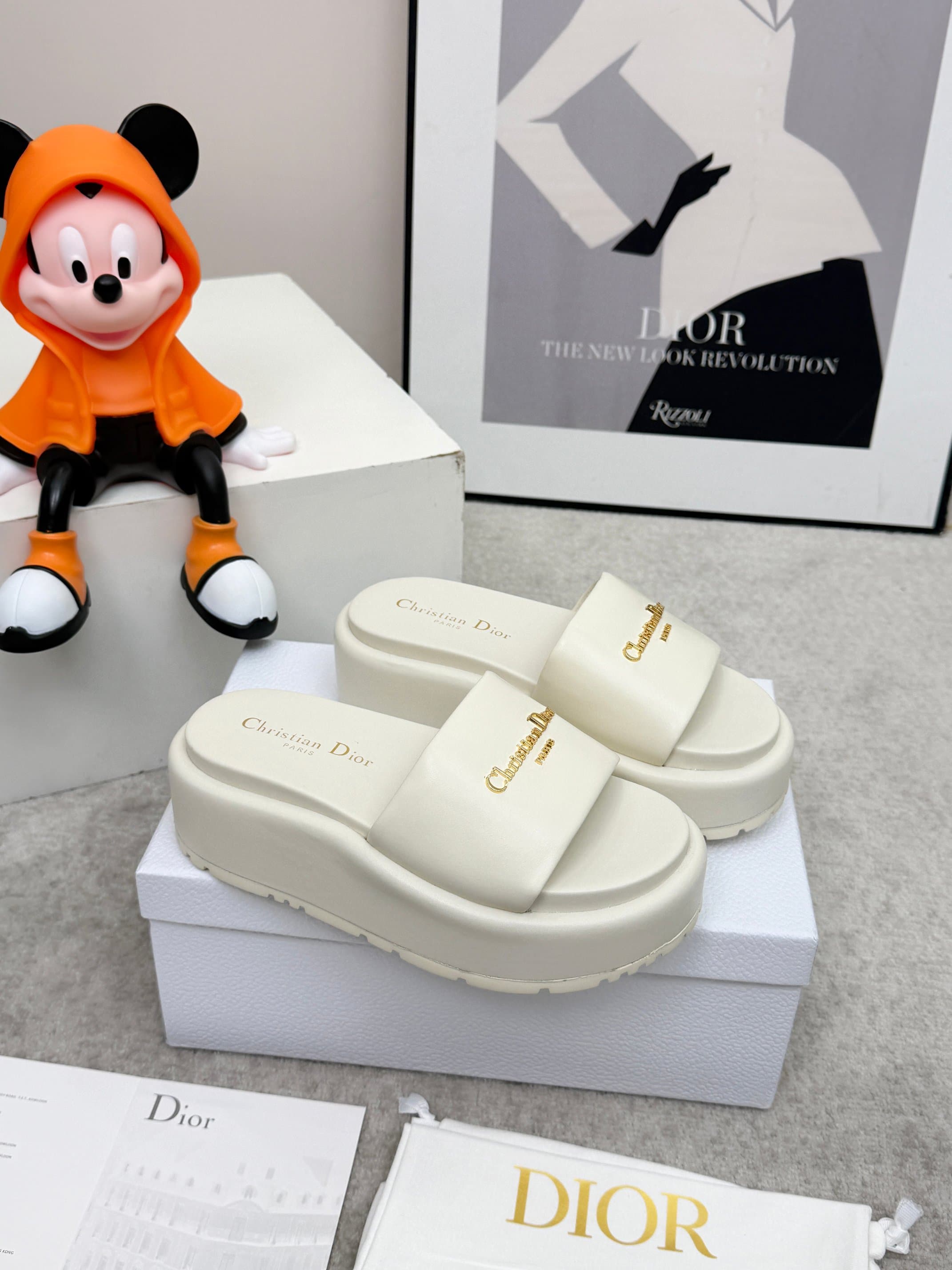 D5849 🔥 Dior Spring/Summer show: Newly upgraded collection. Classic thick-soled slippers. Original model 1: developed by 1. Soft and delicate texture, extremely comfortable. Versatile design. Original foam sole 💝💝💝 Easy to wear,🌷🌷 — image 8
