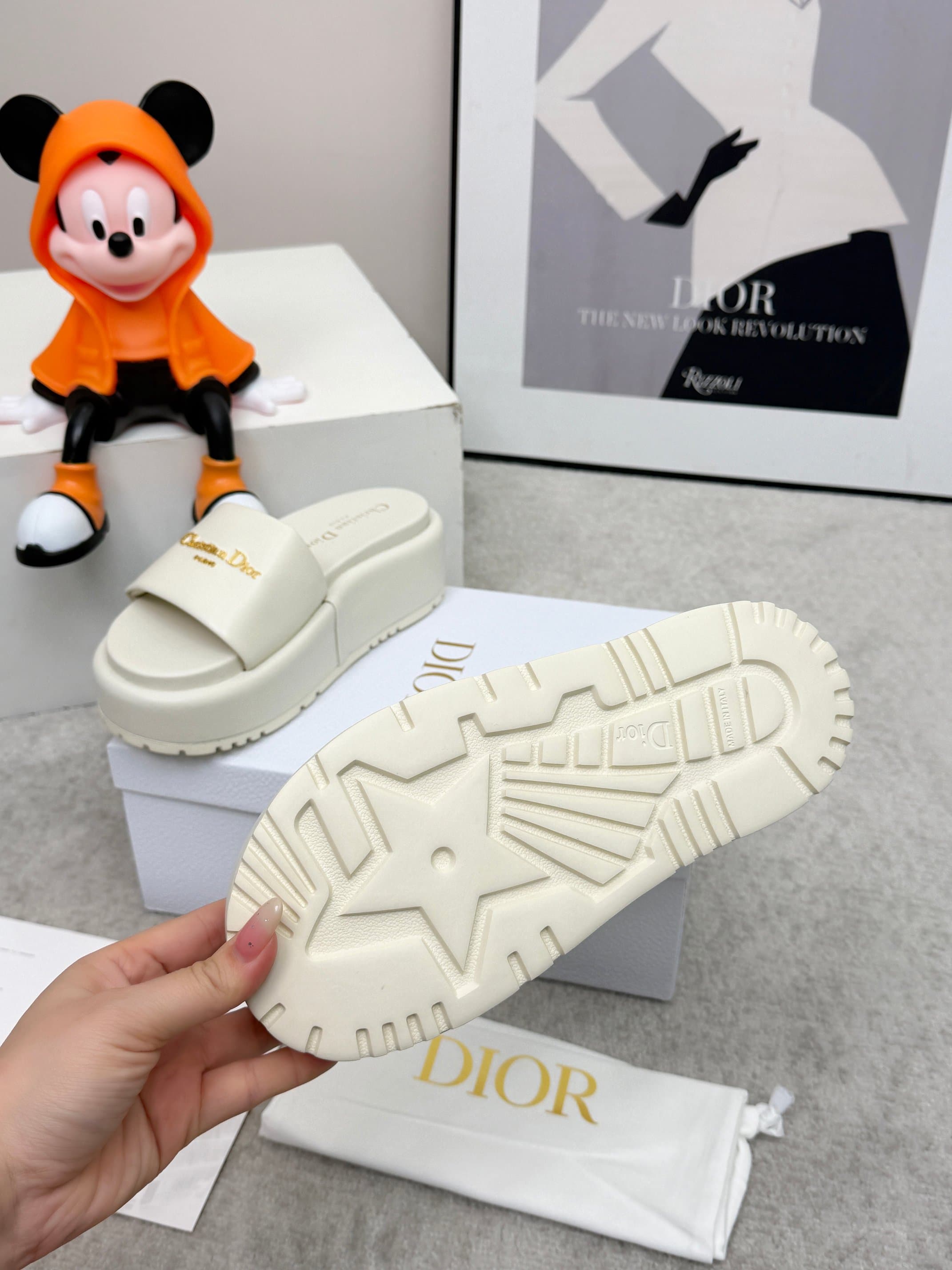 D5849 🔥 Dior Spring/Summer show: Newly upgraded collection. Classic thick-soled slippers. Original model 1: developed by 1. Soft and delicate texture, extremely comfortable. Versatile design. Original foam sole 💝💝💝 Easy to wear,🌷🌷 — image 2