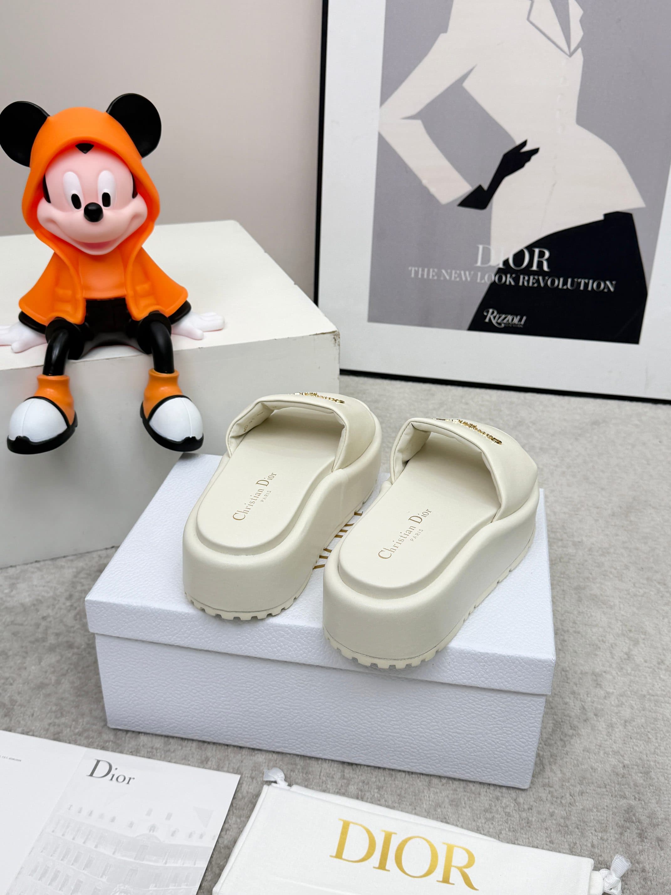 D5849 🔥 Dior Spring/Summer show: Newly upgraded collection. Classic thick-soled slippers. Original model 1: developed by 1. Soft and delicate texture, extremely comfortable. Versatile design. Original foam sole 💝💝💝 Easy to wear,🌷🌷 — image 7