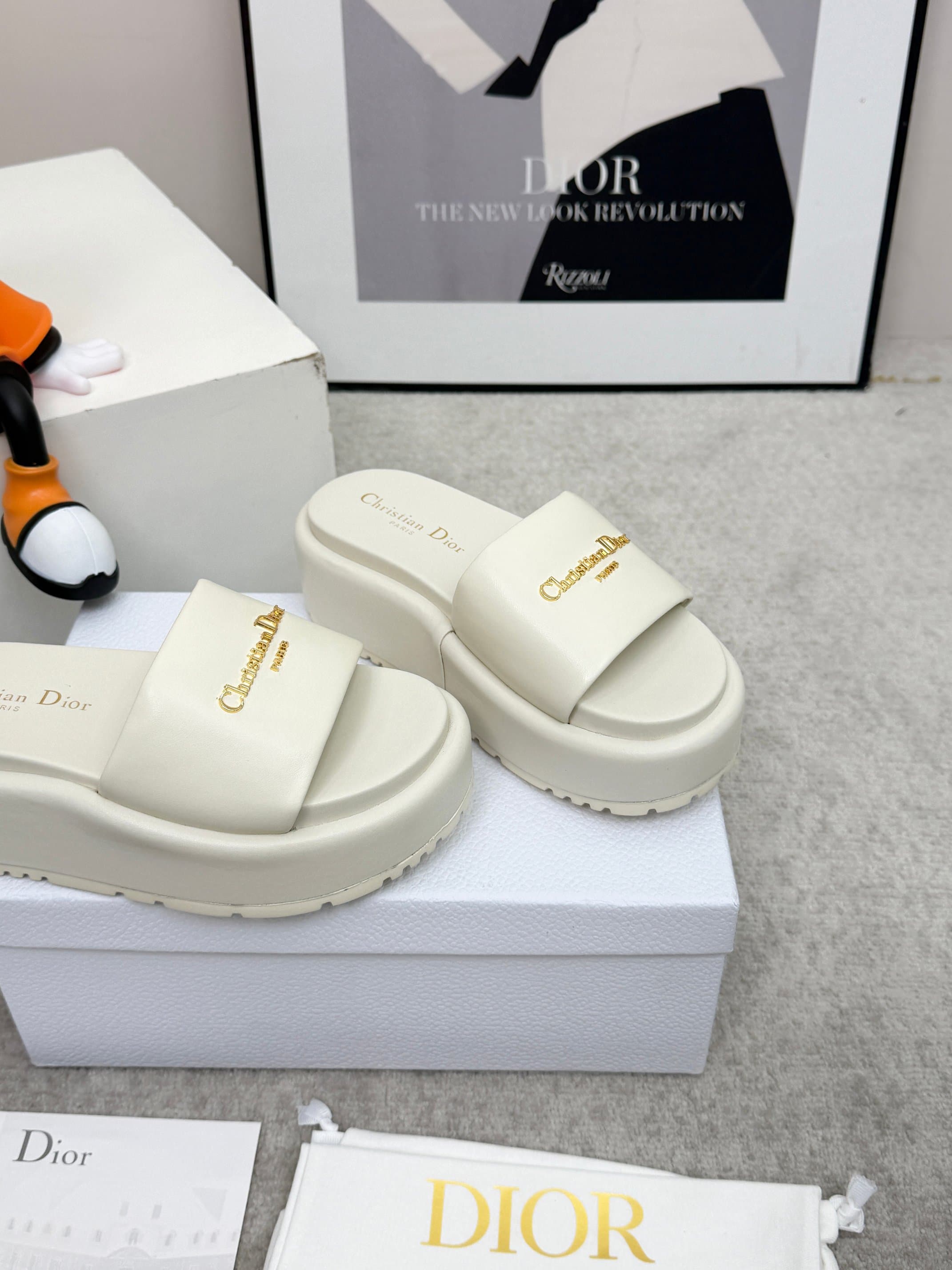 D5849 🔥 Dior Spring/Summer show: Newly upgraded collection. Classic thick-soled slippers. Original model 1: developed by 1. Soft and delicate texture, extremely comfortable. Versatile design. Original foam sole 💝💝💝 Easy to wear,🌷🌷 — image 4