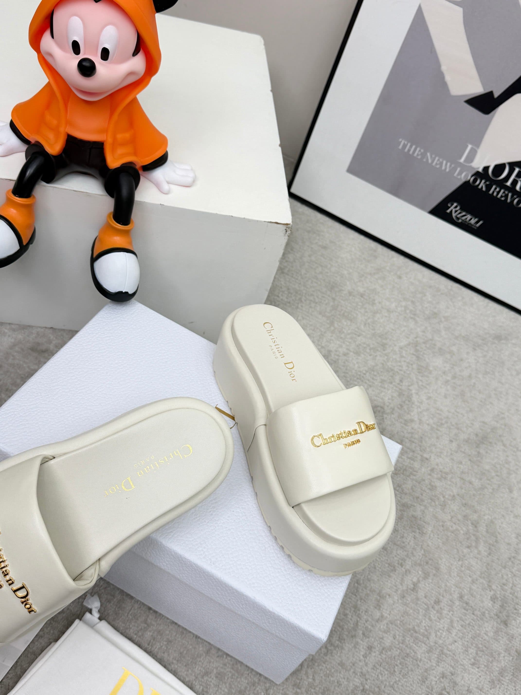 D5849 🔥 Dior Spring/Summer show: Newly upgraded collection. Classic thick-soled slippers. Original model 1: developed by 1. Soft and delicate texture, extremely comfortable. Versatile design. Original foam sole 💝💝💝 Easy to wear,🌷🌷 — image 3