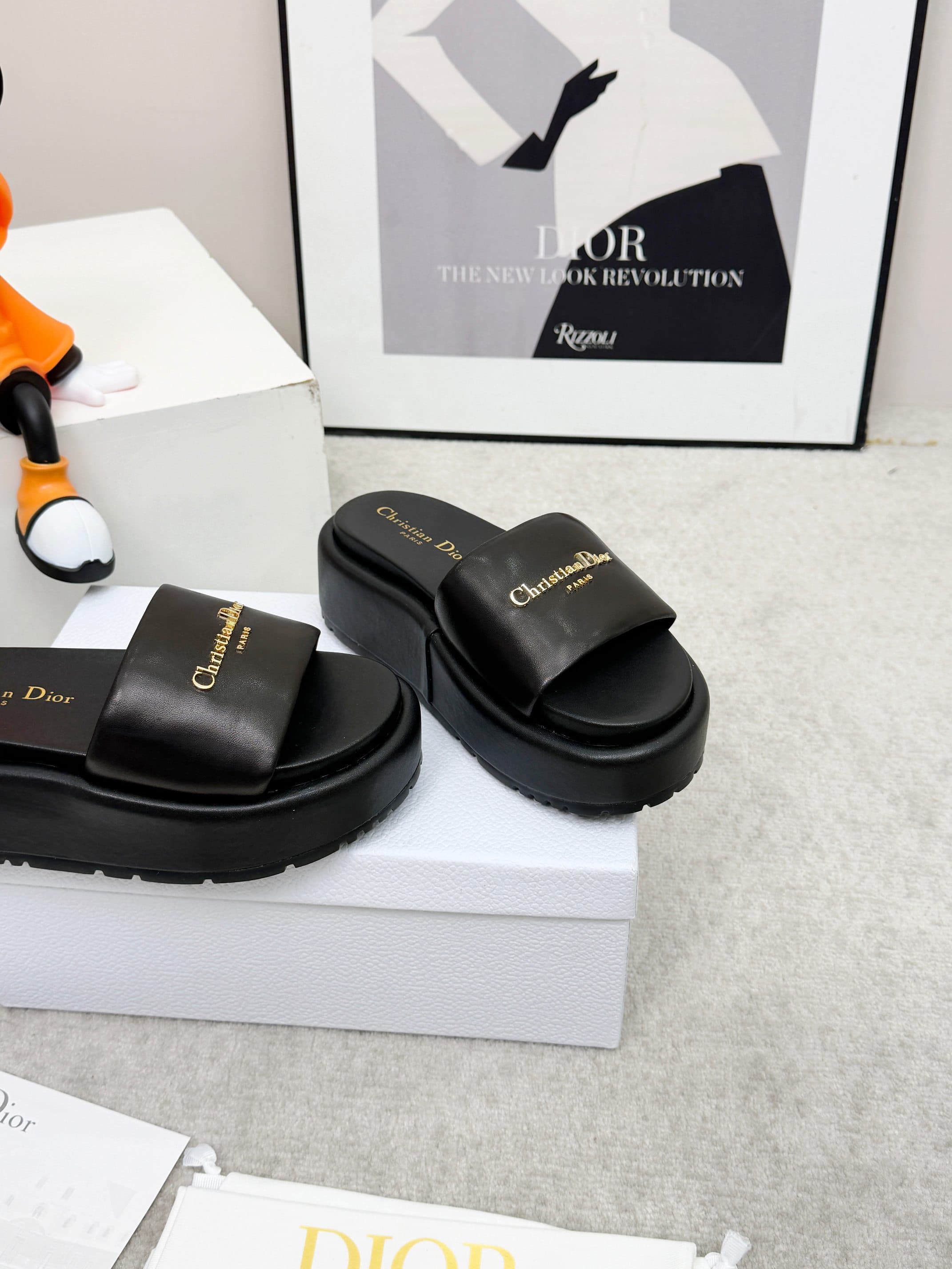 D5850 🔥 Dior Spring/Summer show: New upgraded collection. Classic thick-soled slippers. Original model 1: developed by 1. Soft and delicate texture, extremely comfortable. Versatile design. Original foam sole 💝💝💝 Easy to wear,🌷🌷 — image 4