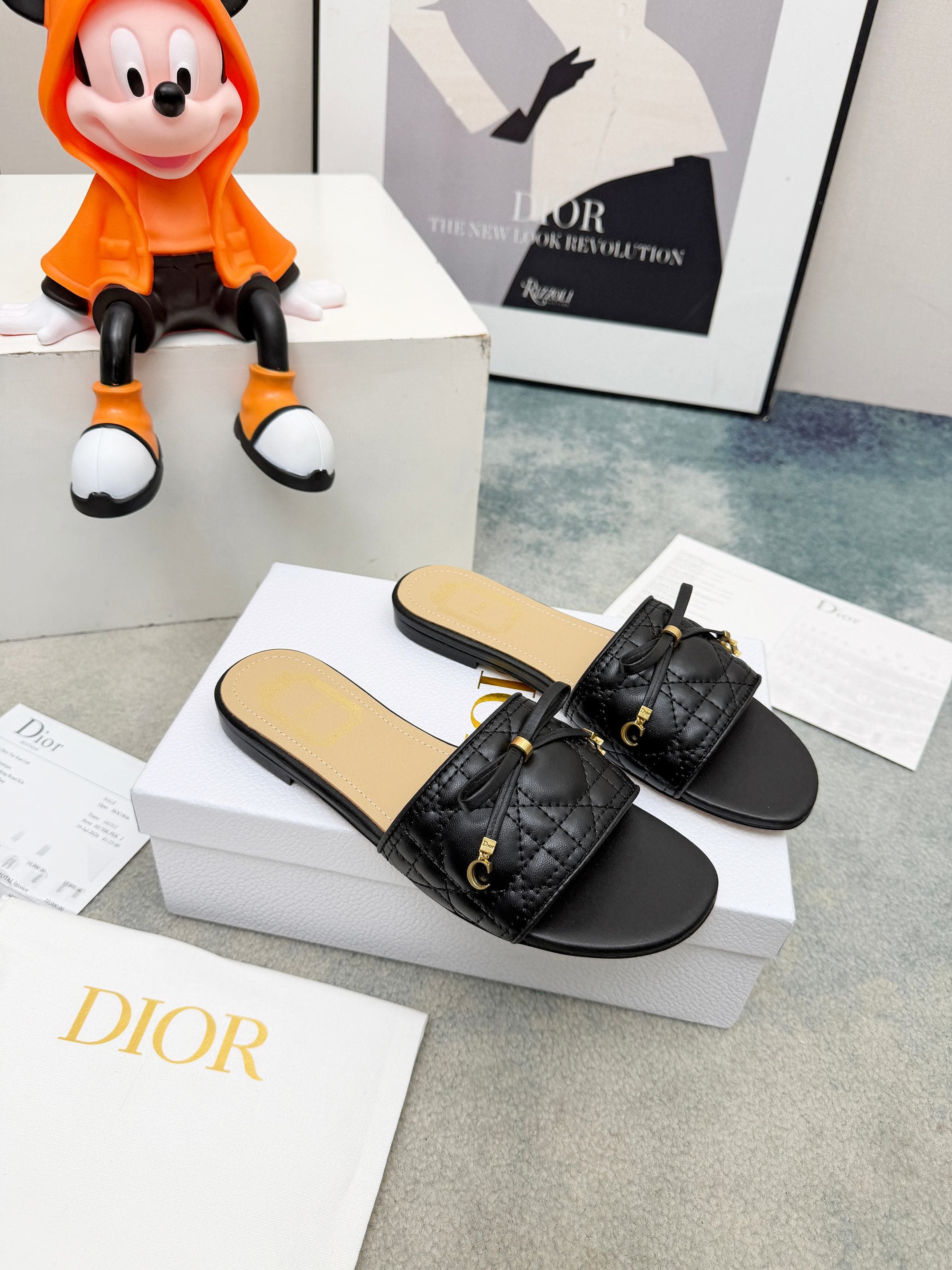 D5852 Spring/summer new model Dior D-Lane slippers – a classic style. The black cowhide upper features the 5D electric Tergo pattern; gold-colored metal CD buckles add a stylish touch. The padded leather sole provides a comfortable wearing experience, and — image 4
