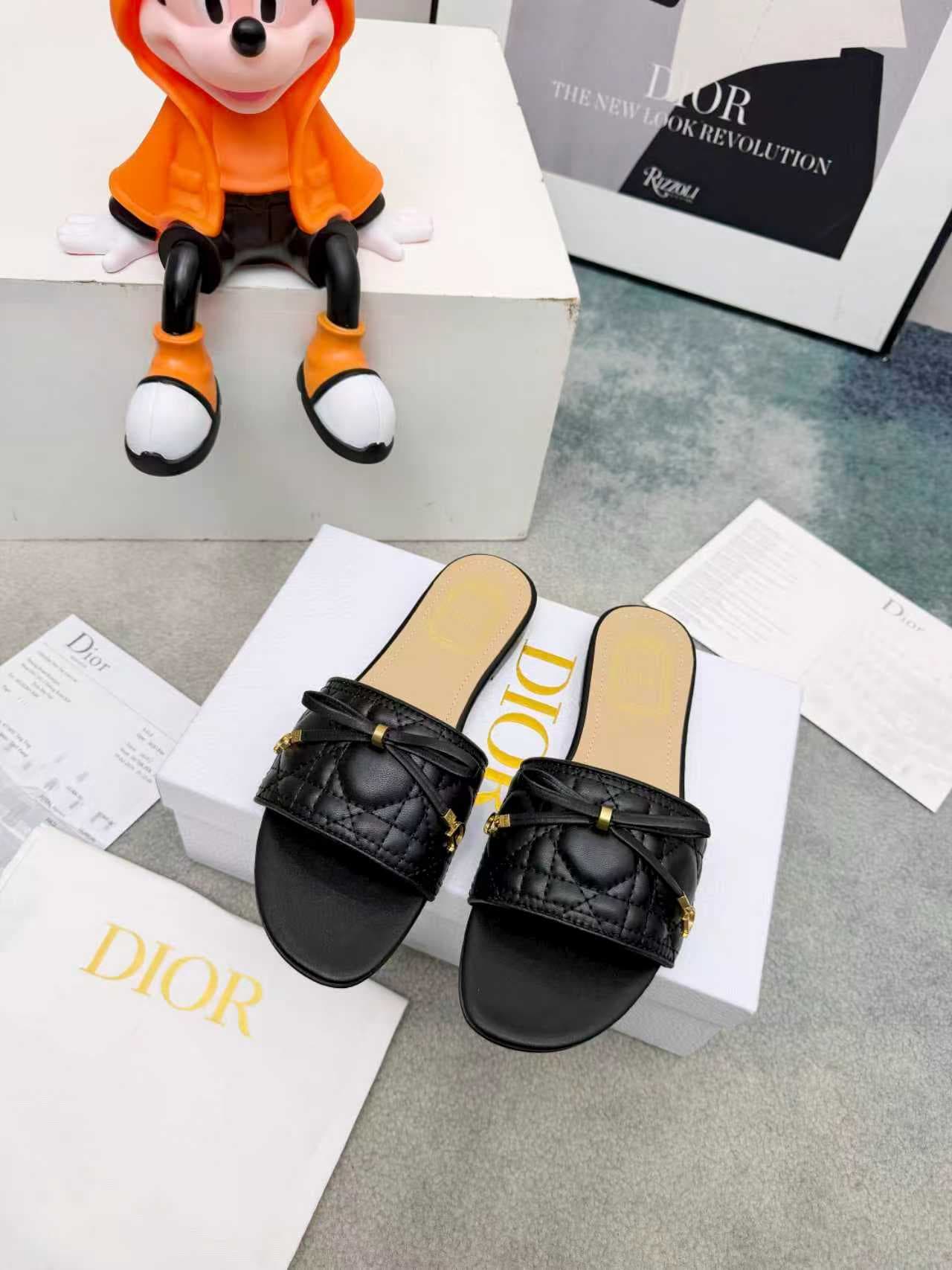 D5852 Spring/summer new model Dior D-Lane slippers – a classic style. The black cowhide upper features the 5D electric Tergo pattern; gold-colored metal CD buckles add a stylish touch. The padded leather sole provides a comfortable wearing experience, and — image 2