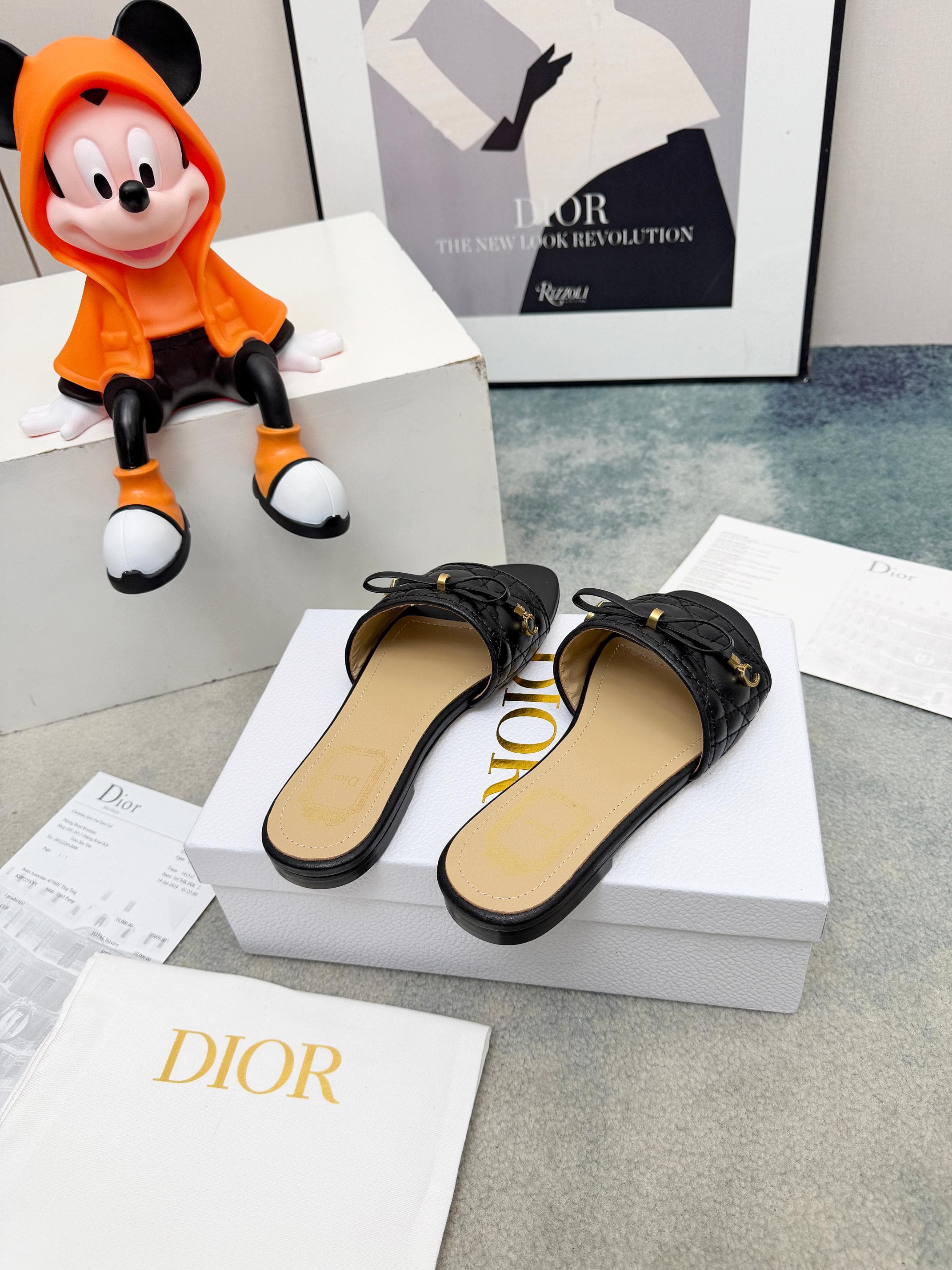 D5852 Spring/summer new model Dior D-Lane slippers – a classic style. The black cowhide upper features the 5D electric Tergo pattern; gold-colored metal CD buckles add a stylish touch. The padded leather sole provides a comfortable wearing experience, and — image 5