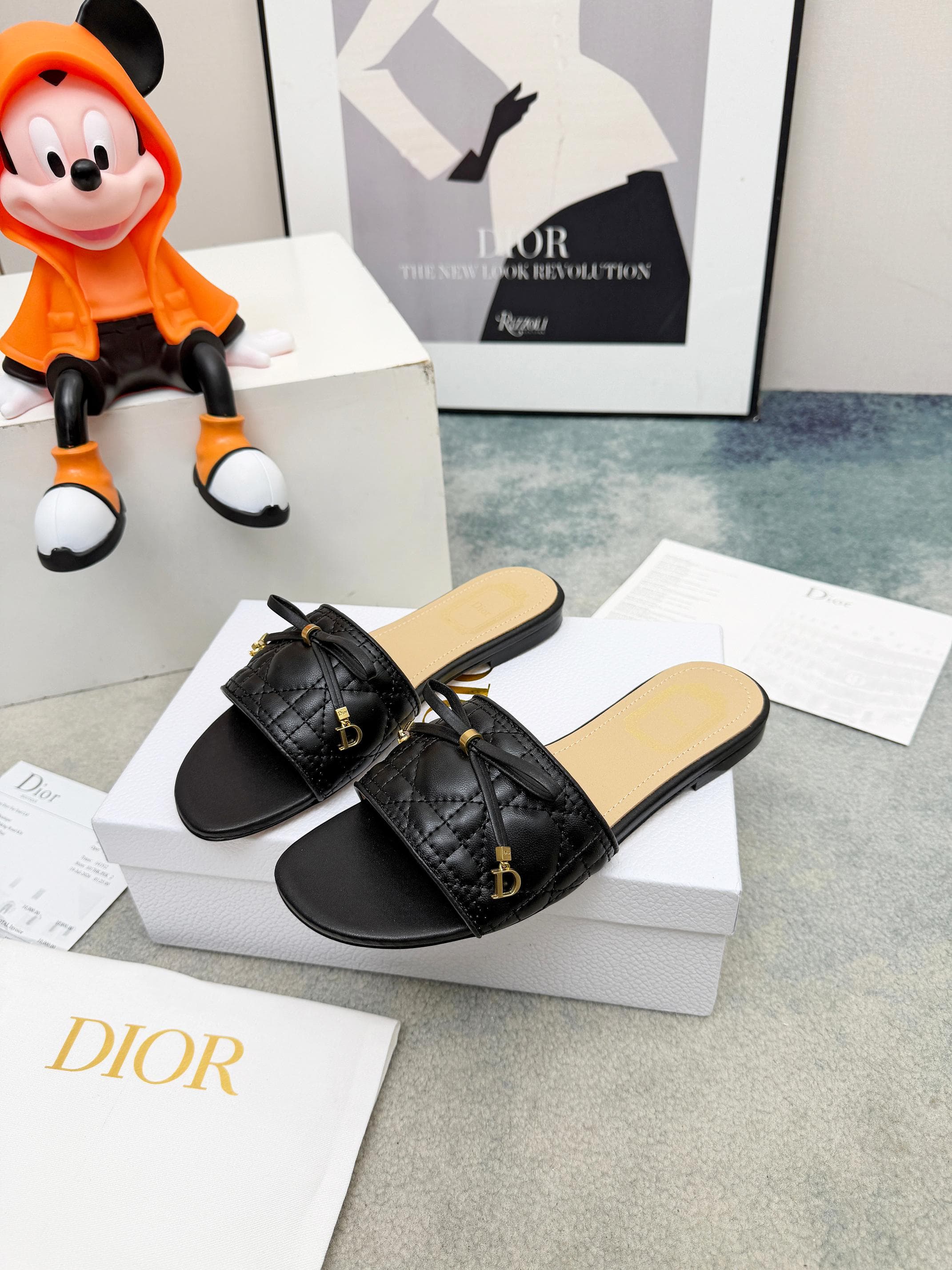 D5852 Spring/summer new model Dior D-Lane slippers – a classic style. The black cowhide upper features the 5D electric Tergo pattern; gold-colored metal CD buckles add a stylish touch. The padded leather sole provides a comfortable wearing experience, and — image 3