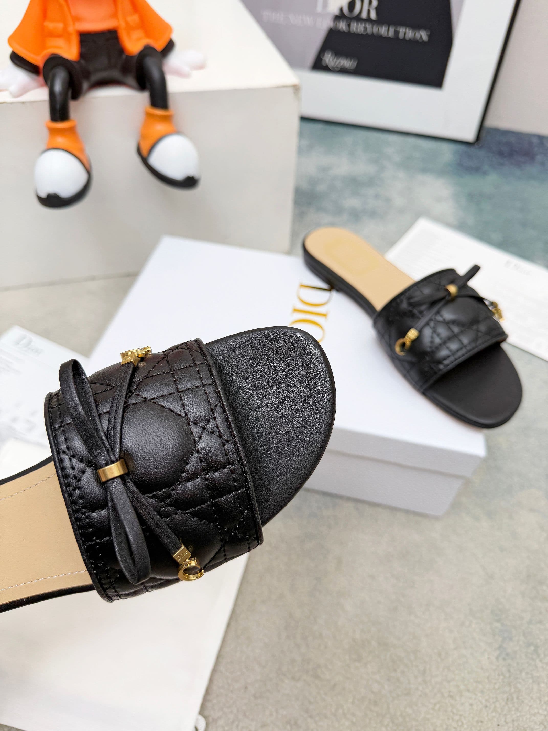 D5852 Spring/summer new model Dior D-Lane slippers – a classic style. The black cowhide upper features the 5D electric Tergo pattern; gold-colored metal CD buckles add a stylish touch. The padded leather sole provides a comfortable wearing experience, and — image 6