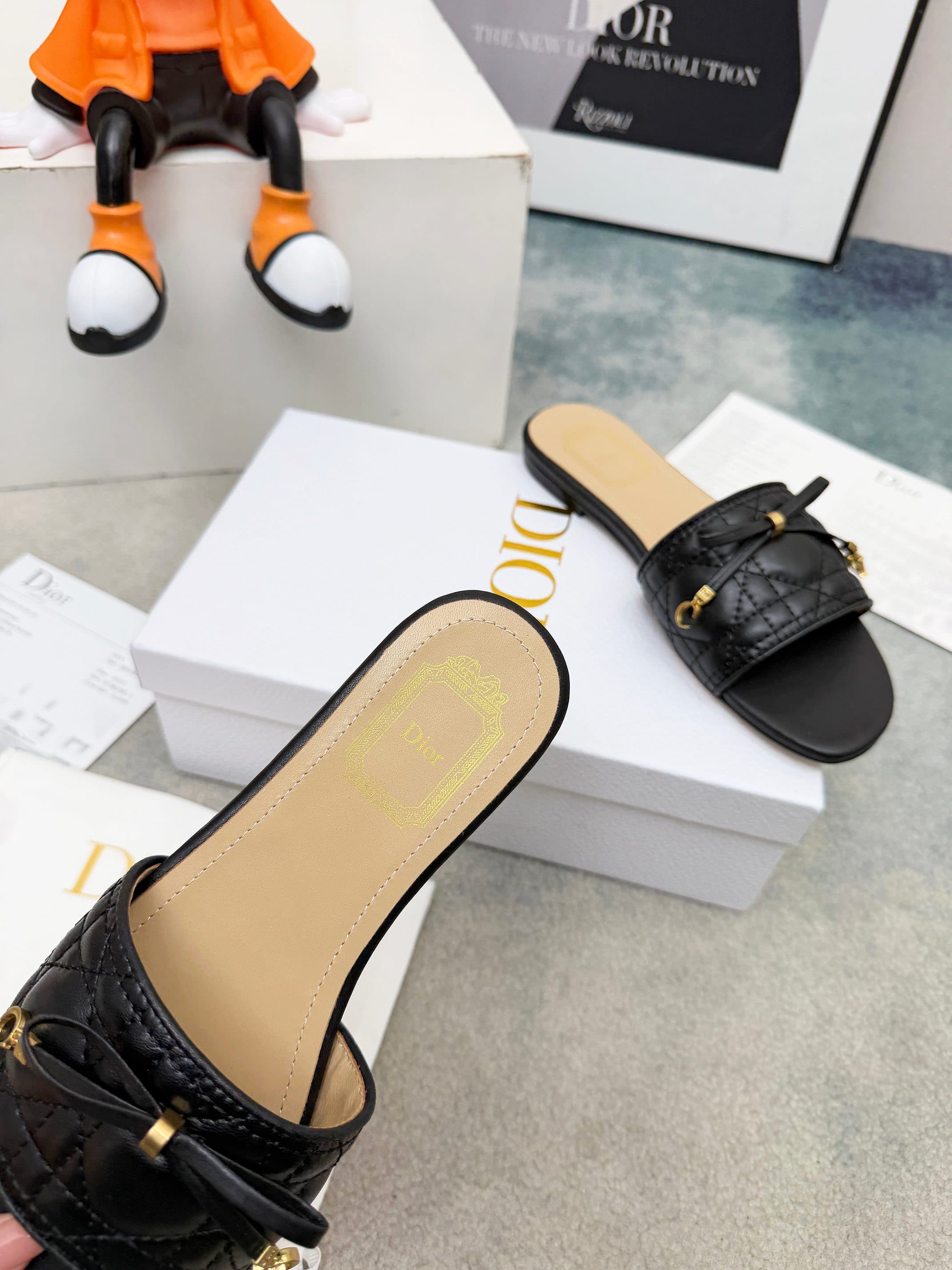 D5852 Spring/summer new model Dior D-Lane slippers – a classic style. The black cowhide upper features the 5D electric Tergo pattern; gold-colored metal CD buckles add a stylish touch. The padded leather sole provides a comfortable wearing experience, and — image 7