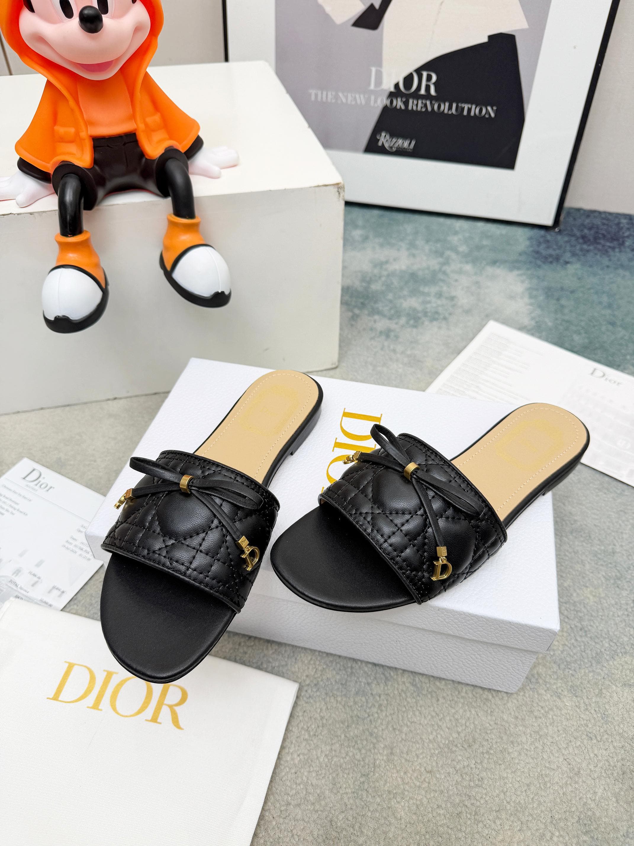 D5852 Spring/summer new model Dior D-Lane slippers – a classic style. The black cowhide upper features the 5D electric Tergo pattern; gold-colored metal CD buckles add a stylish touch. The padded leather sole provides a comfortable wearing experience, and — image 8