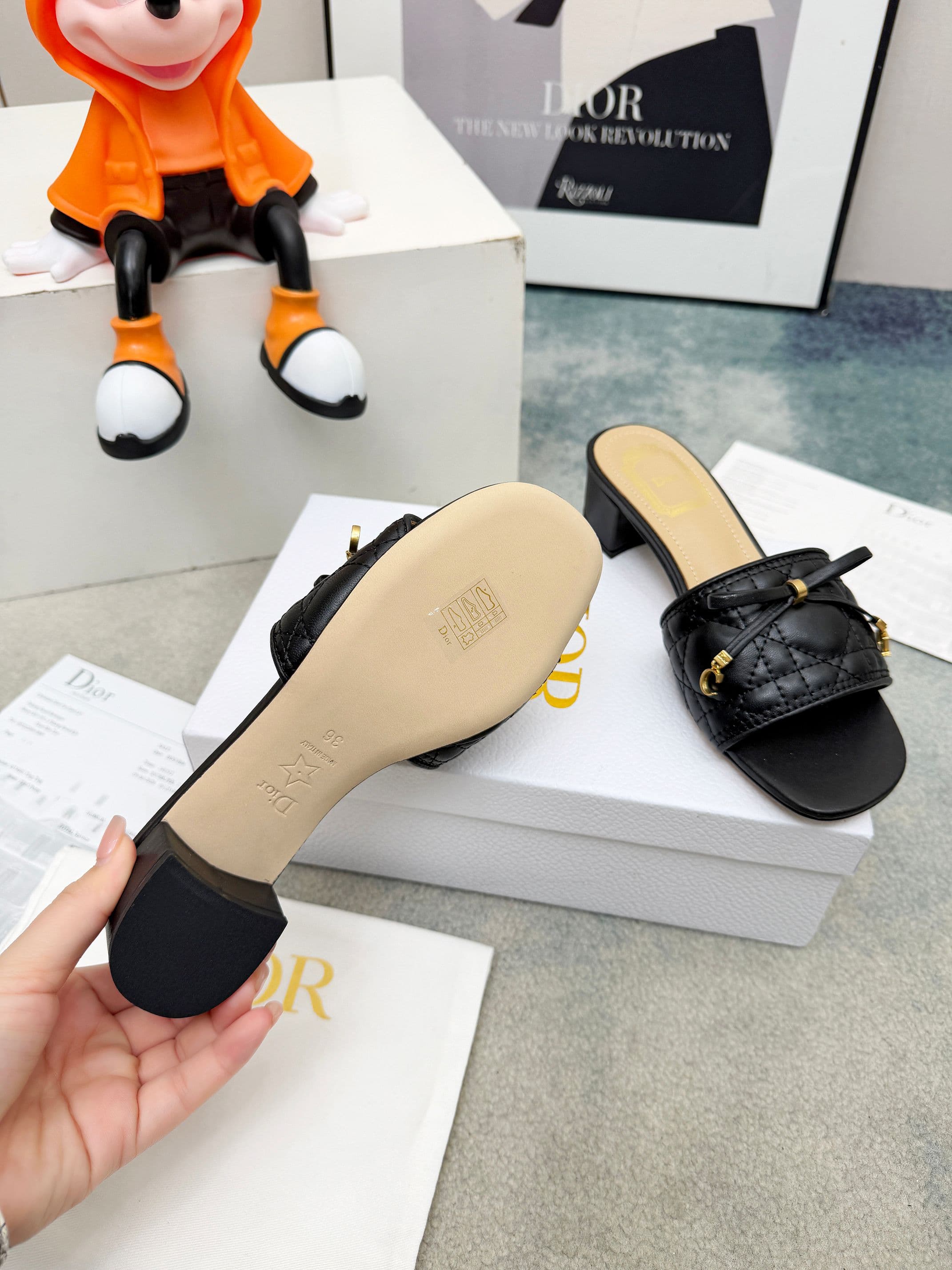 D5854 Spring/summer new model Dior D-Lane slippers – a classic style. The black cowhide upper features the 5D electric Tergu pattern, with golden metal CD buckle accents, highlighting a fashionable look. The padded leather sole provides a comfortable wear — image 3