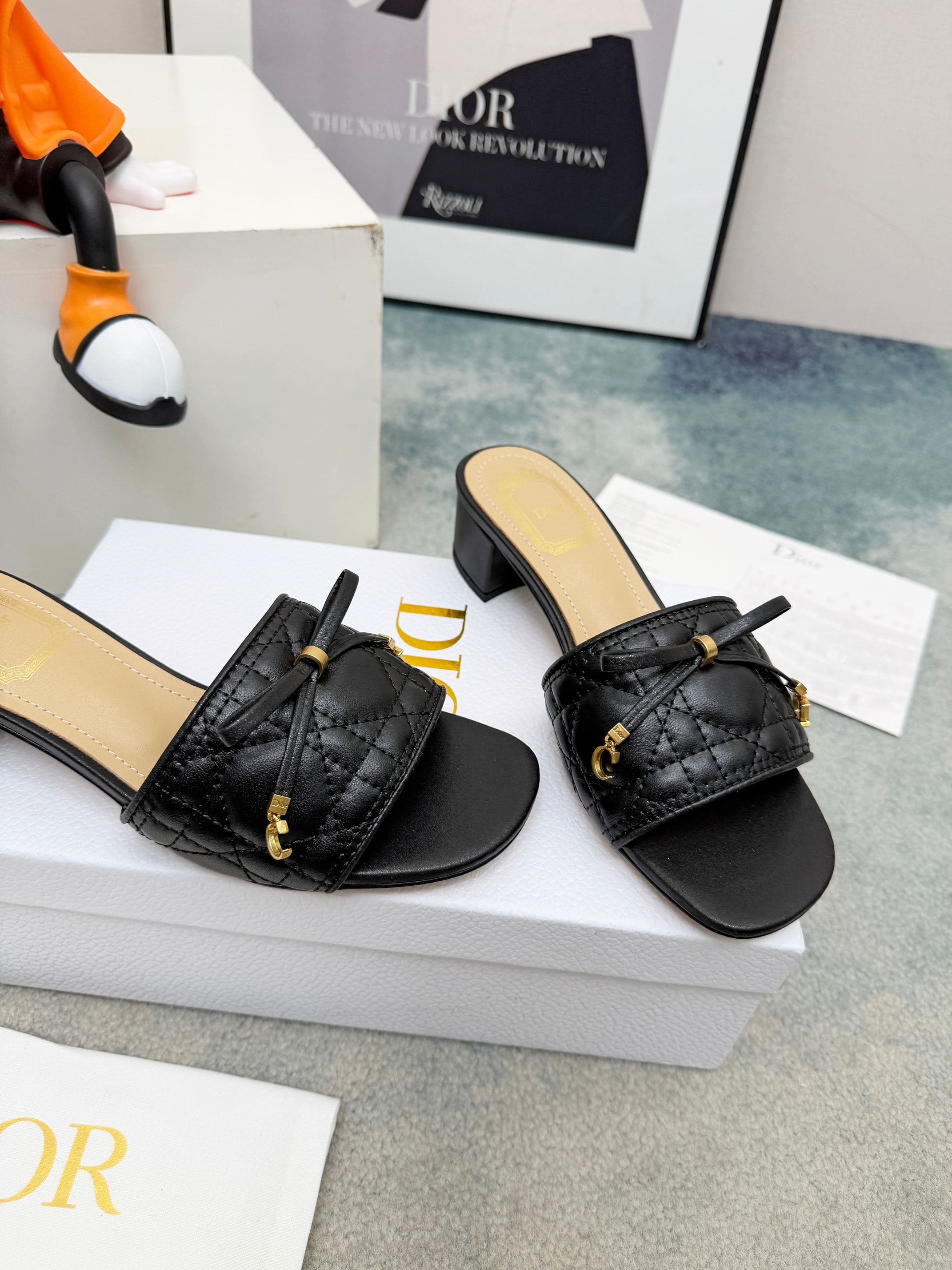 D5854 Spring/summer new model Dior D-Lane slippers – a classic style. The black cowhide upper features the 5D electric Tergu pattern, with golden metal CD buckle accents, highlighting a fashionable look. The padded leather sole provides a comfortable wear — image 5