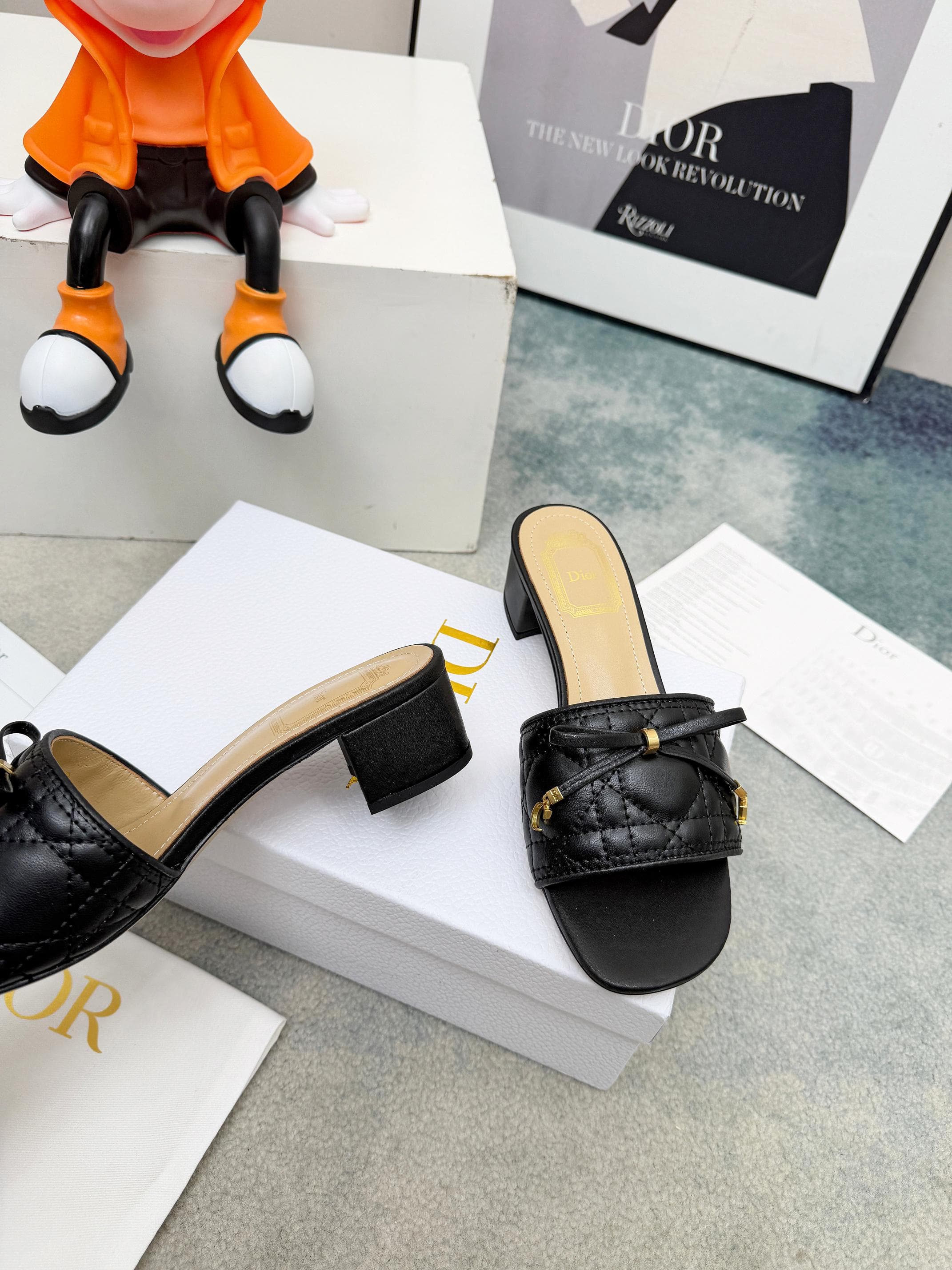 D5854 Spring/summer new model Dior D-Lane slippers – a classic style. The black cowhide upper features the 5D electric Tergu pattern, with golden metal CD buckle accents, highlighting a fashionable look. The padded leather sole provides a comfortable wear — image 4
