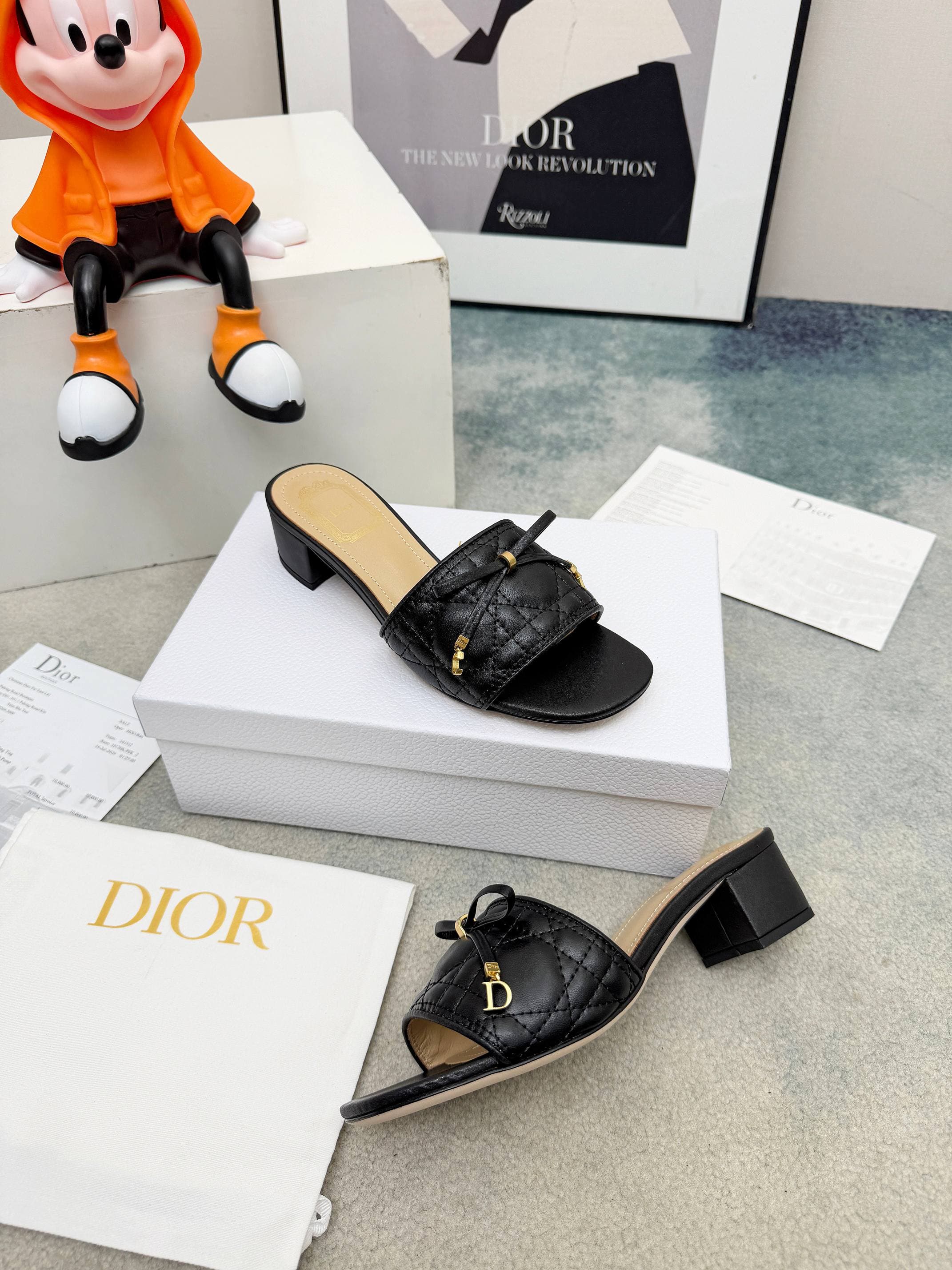 D5854 Spring/summer new model Dior D-Lane slippers – a classic style. The black cowhide upper features the 5D electric Tergu pattern, with golden metal CD buckle accents, highlighting a fashionable look. The padded leather sole provides a comfortable wear — image 2