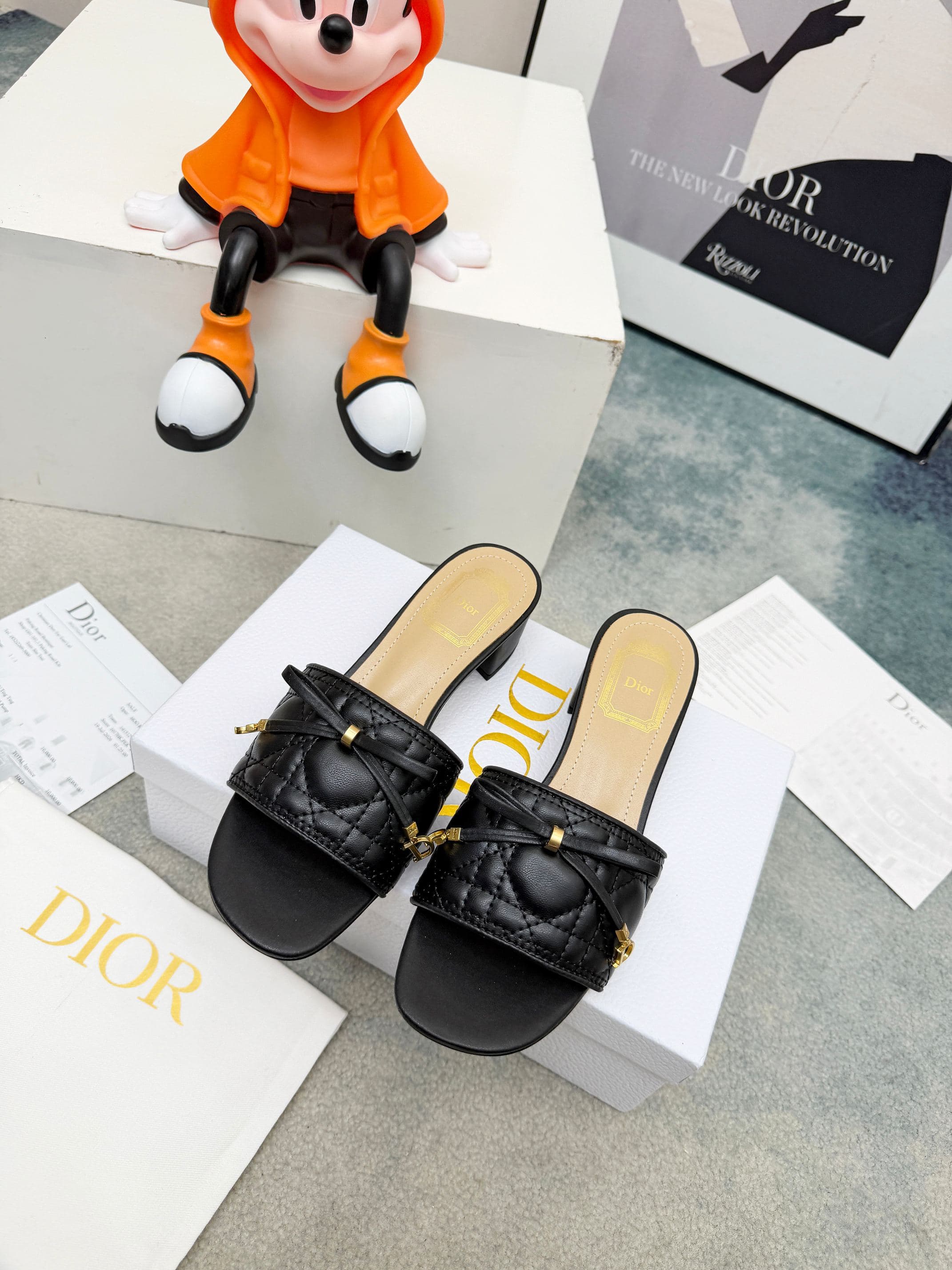 D5854 Spring/summer new model Dior D-Lane slippers – a classic style. The black cowhide upper features the 5D electric Tergu pattern, with golden metal CD buckle accents, highlighting a fashionable look. The padded leather sole provides a comfortable wear — image 7
