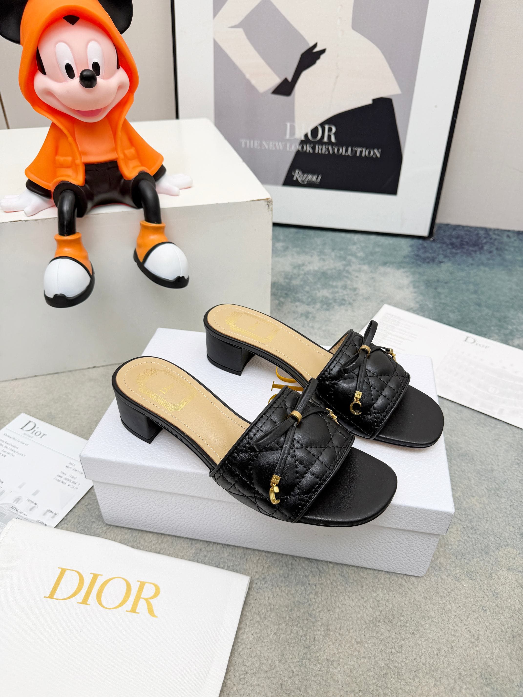 D5854 Spring/summer new model Dior D-Lane slippers – a classic style. The black cowhide upper features the 5D electric Tergu pattern, with golden metal CD buckle accents, highlighting a fashionable look. The padded leather sole provides a comfortable wear — image 8