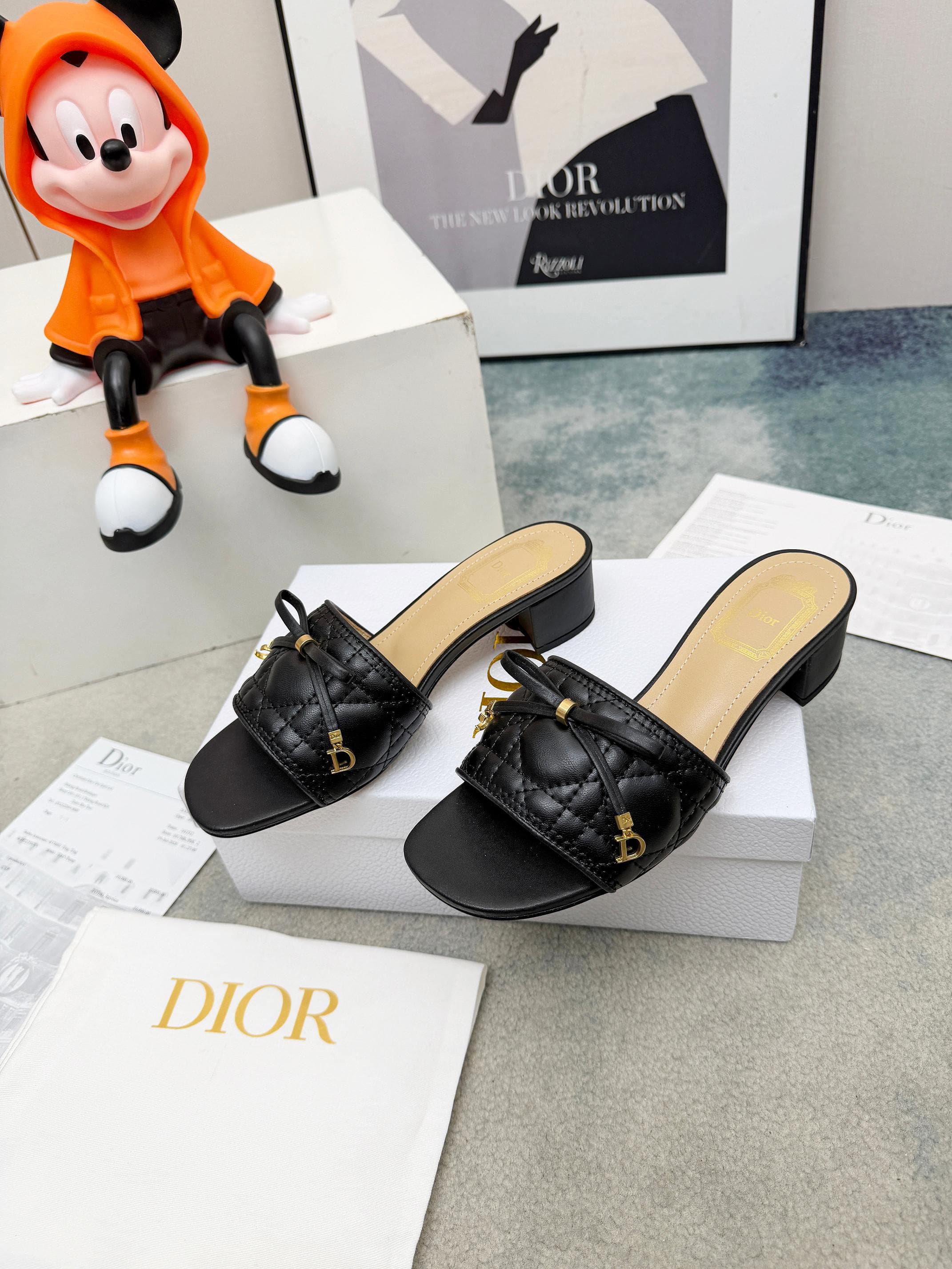D5854 Spring/summer new model Dior D-Lane slippers – a classic style. The black cowhide upper features the 5D electric Tergu pattern, with golden metal CD buckle accents, highlighting a fashionable look. The padded leather sole provides a comfortable wear — image 6